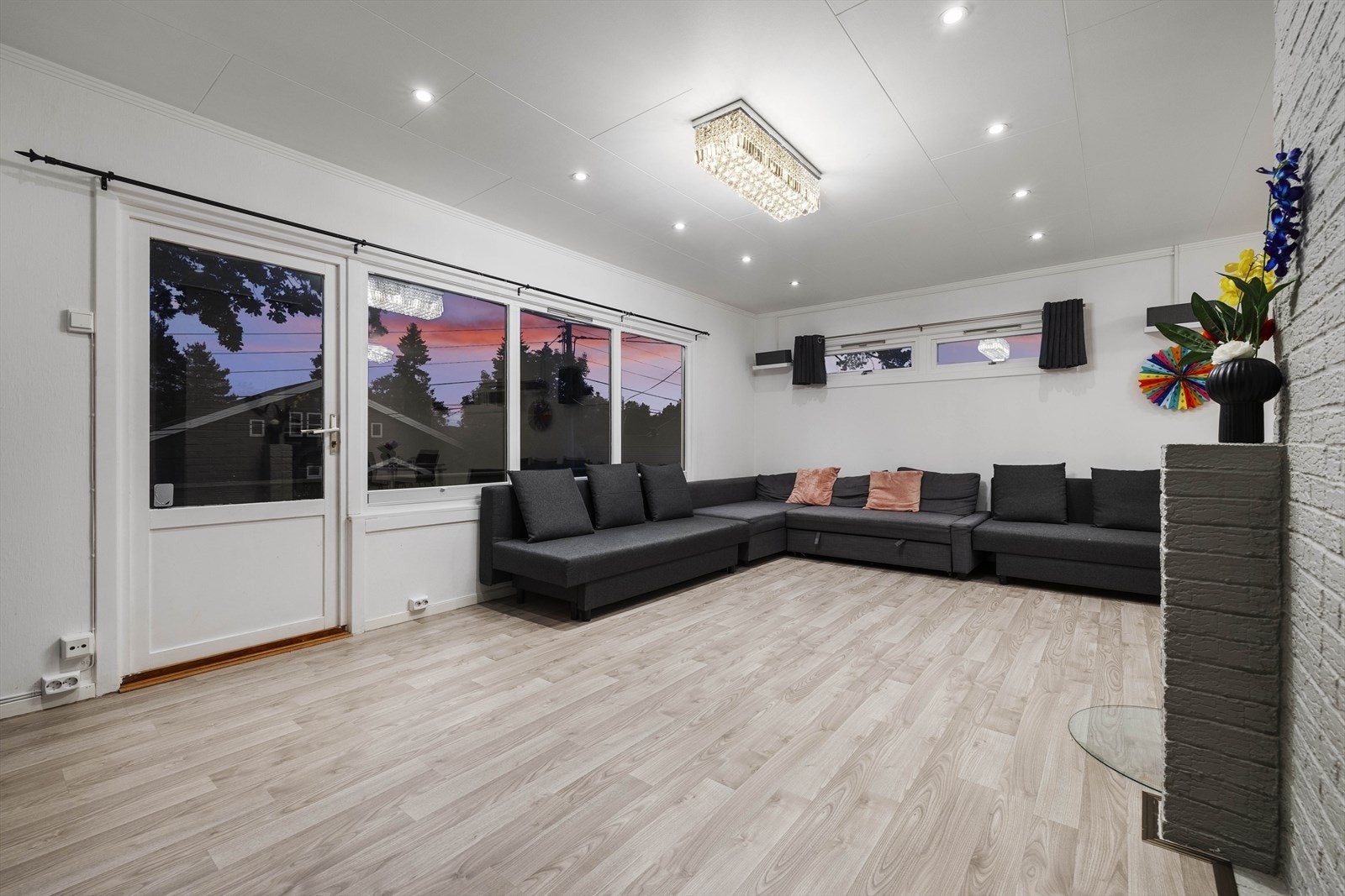 Boligen har en lys og romslig stue. Galleribilde