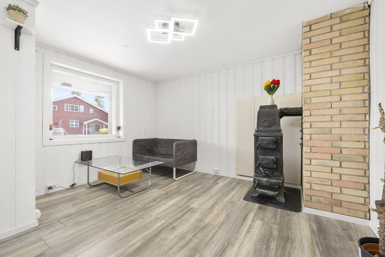 Her er det gode muligheter til å sette opp, og inndele rommene igjen, fra det som var originalt. Boligen har vedovn i begge etasjer. Galleribilde