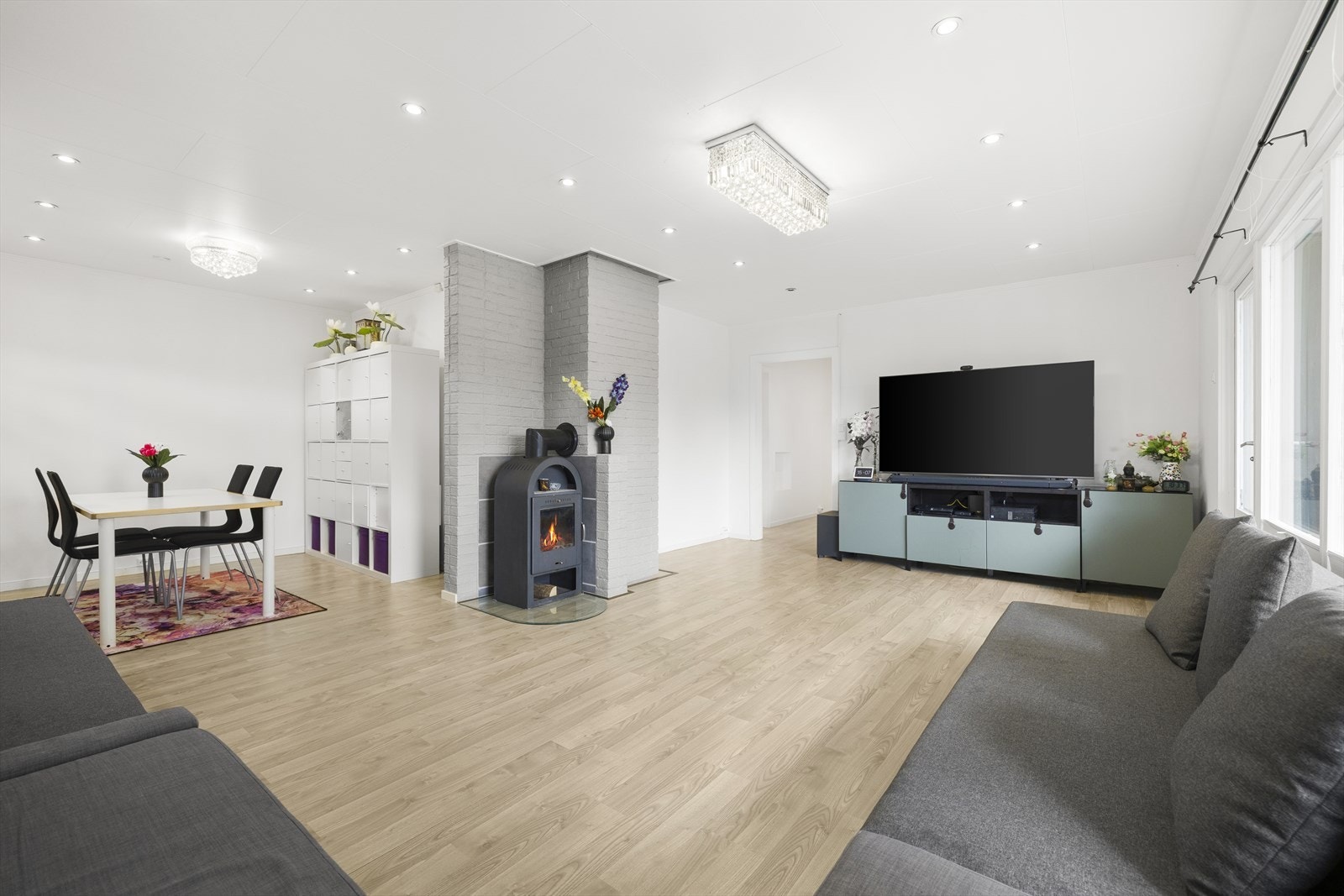 Stuen er formet som en L, og kan innredes og møbleres etter flere muligheter. Koselig vedovn sentralt plassert, som bidrar til både varme og hygge. Galleribilde