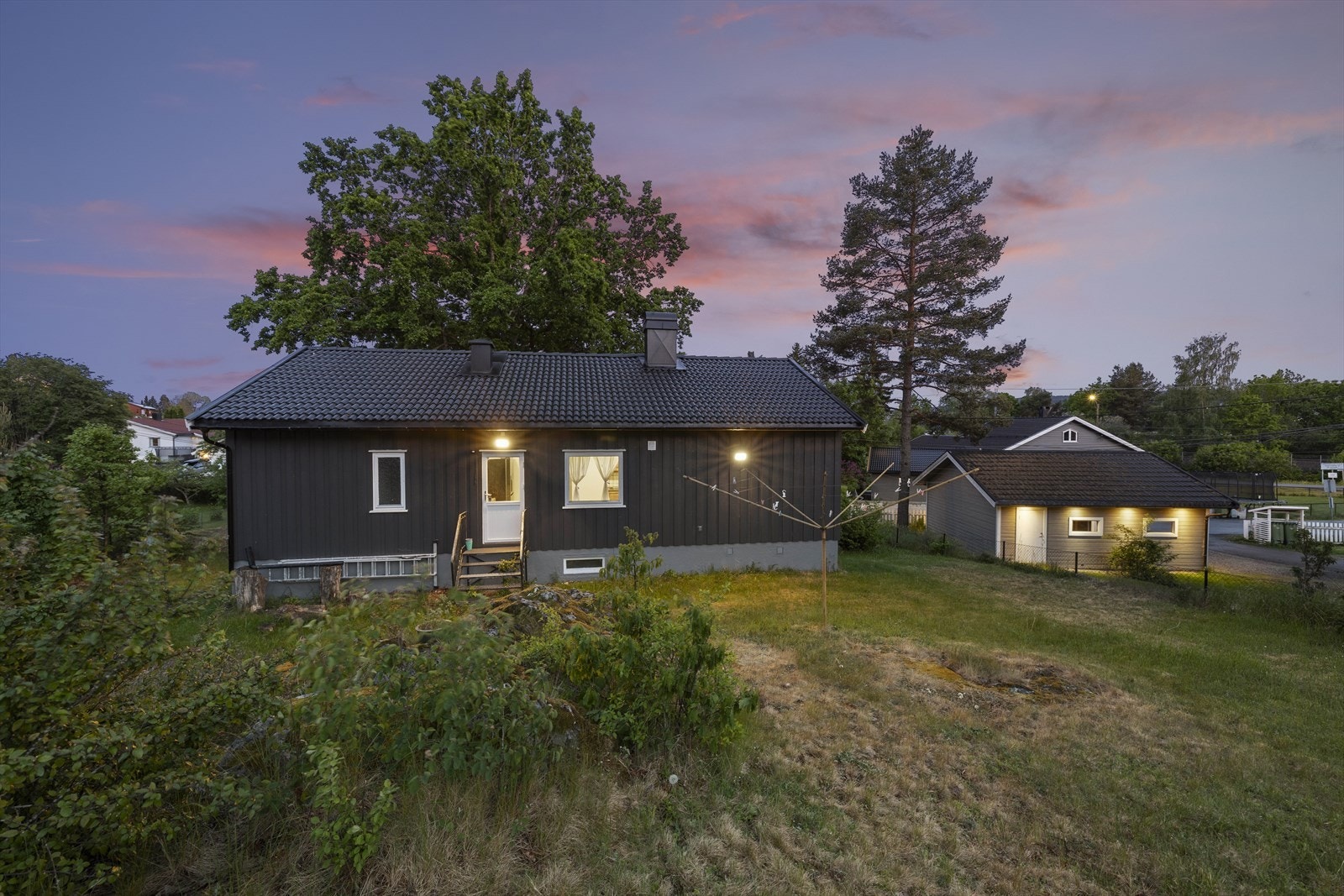 På baksiden har du plass til å etablere en terrasse el. Galleribilde