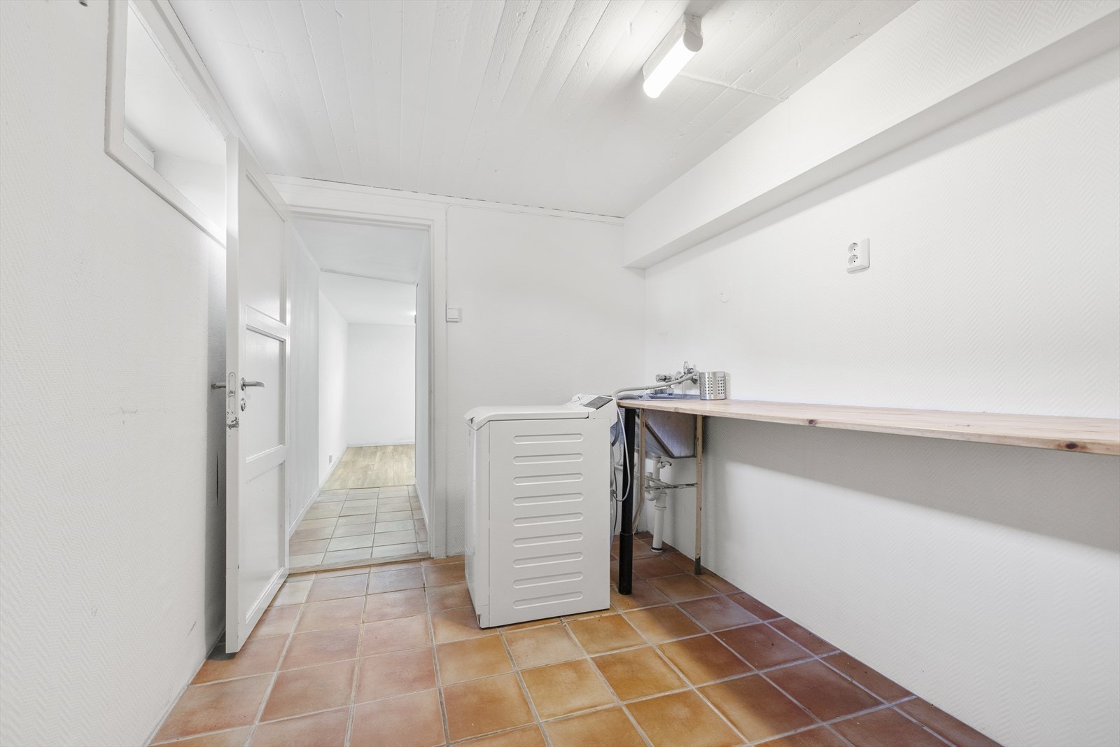 Flislagt vaskerom med utslagsvask. Galleribilde