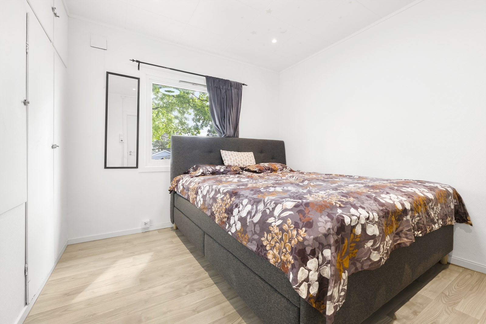 Hovedsoverommet er på nesten 10 m² med integrert garderobeløsning. God plass til dobbeltseng i tillegg til tilhørende nattbord. Galleribilde