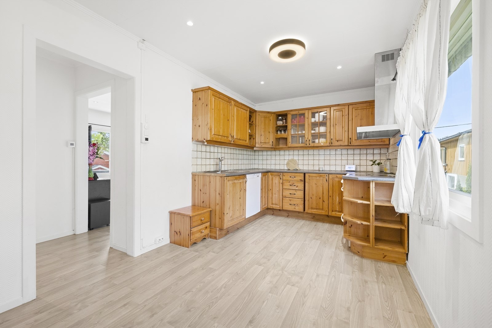 Det er delvis integrert oppvaskmaskin og frittstående komfyr. Benkeplate av laminat. Galleribilde