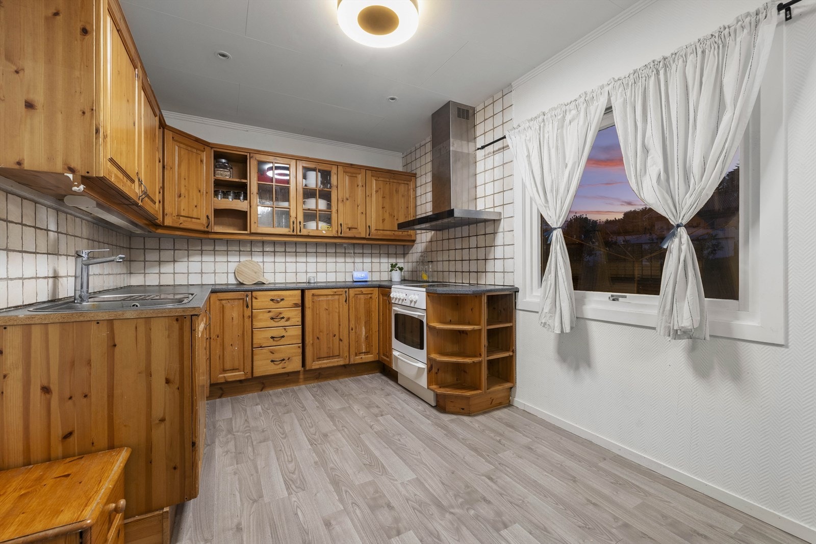 Ved kjøkkenvindu har du utsyn til hagen. Galleribilde