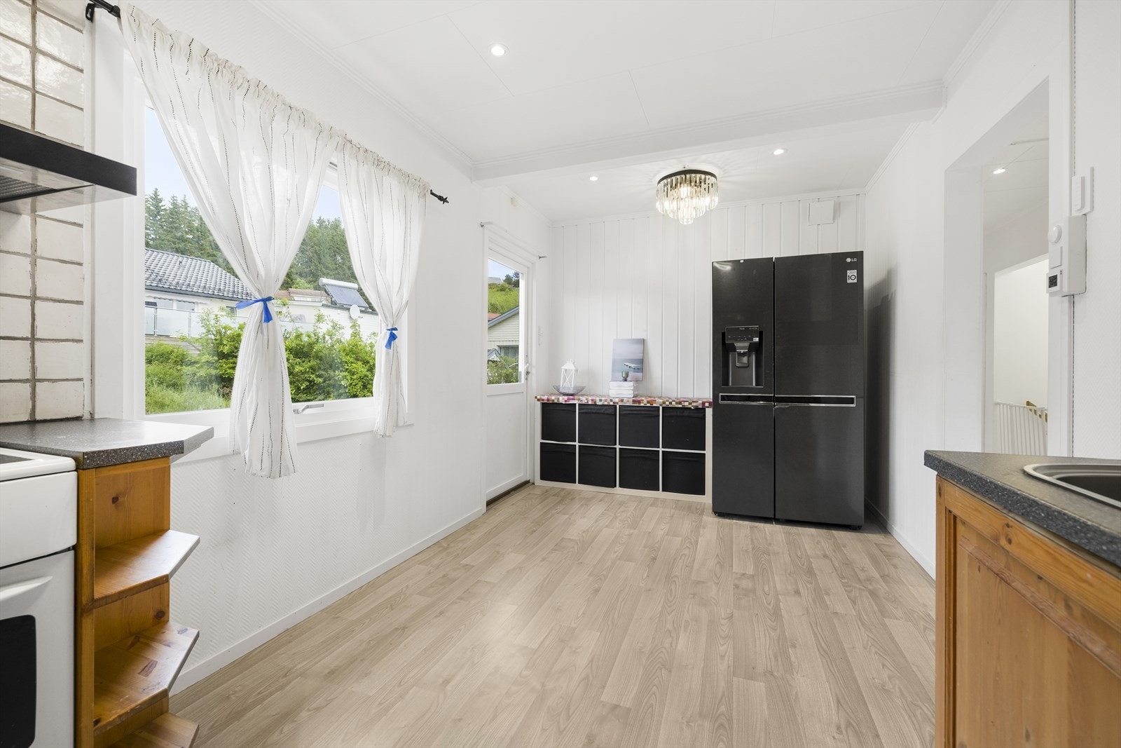 Bakre del av kjøkken, har du plass til frittstående kjøl-/fryseskap ved utgang til hagen. Tidligere var denne delen et vaskerom. Galleribilde