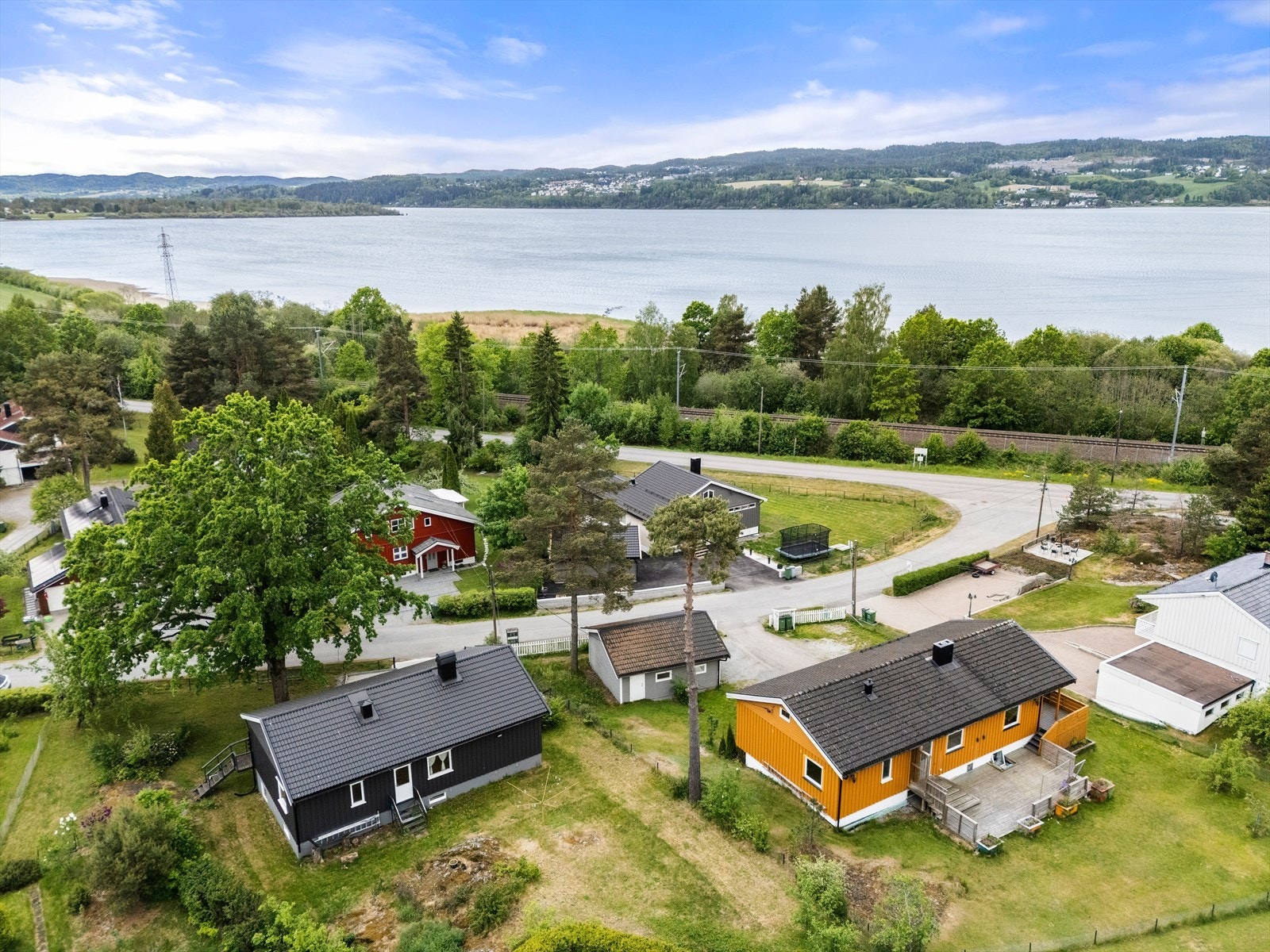 Boligen ligger i en rolig gate i et barnevennlig boligområde som er meget populært. Galleribilde