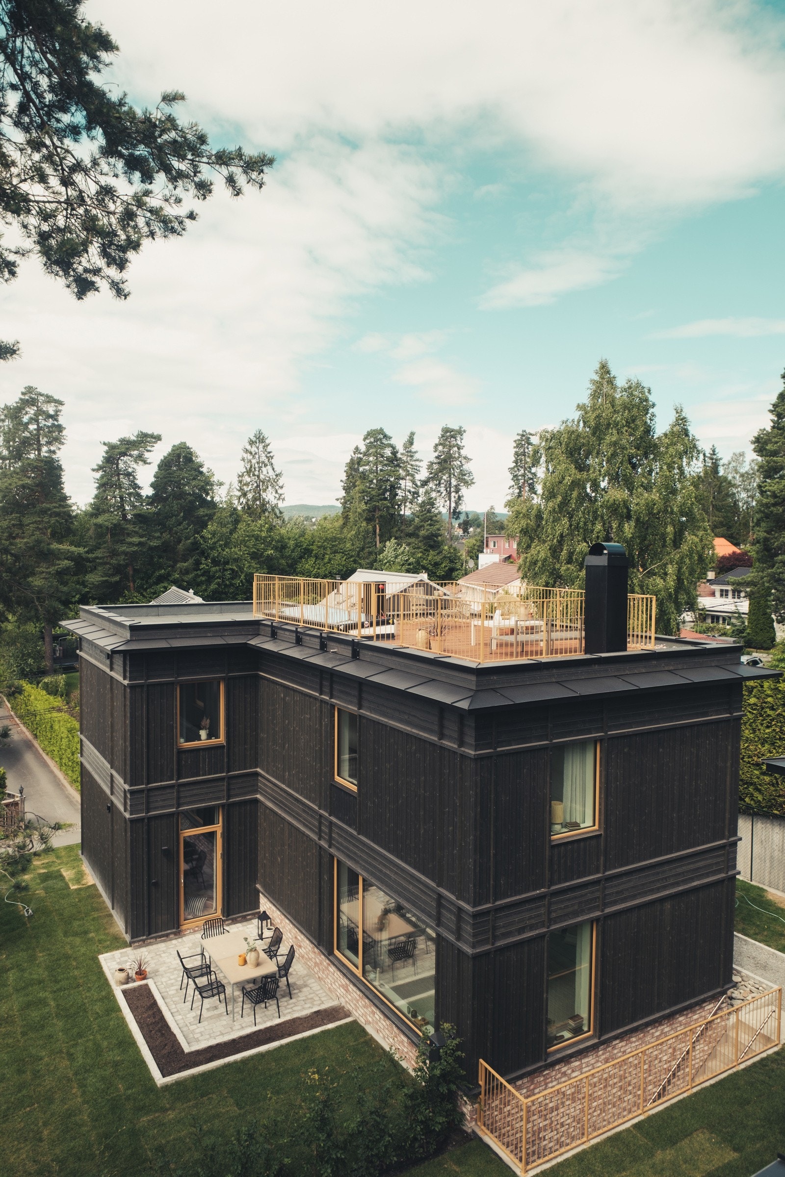 Huset er tegnet av Fjord arkitekter. Boligen ligger tilbaketrukket til på hyggelig tun bestående av 4 hus Galleribilde