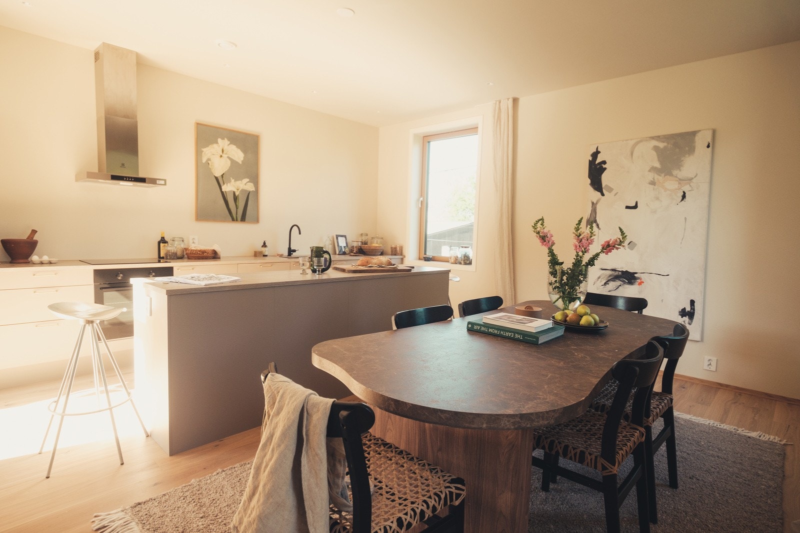 Stort kjøkken med HTH innredning og god plass til spisebord Galleribilde