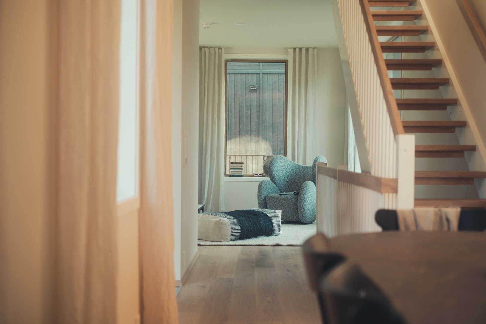 På gulvet er det pen 1-stavs eikeparkett Galleribilde