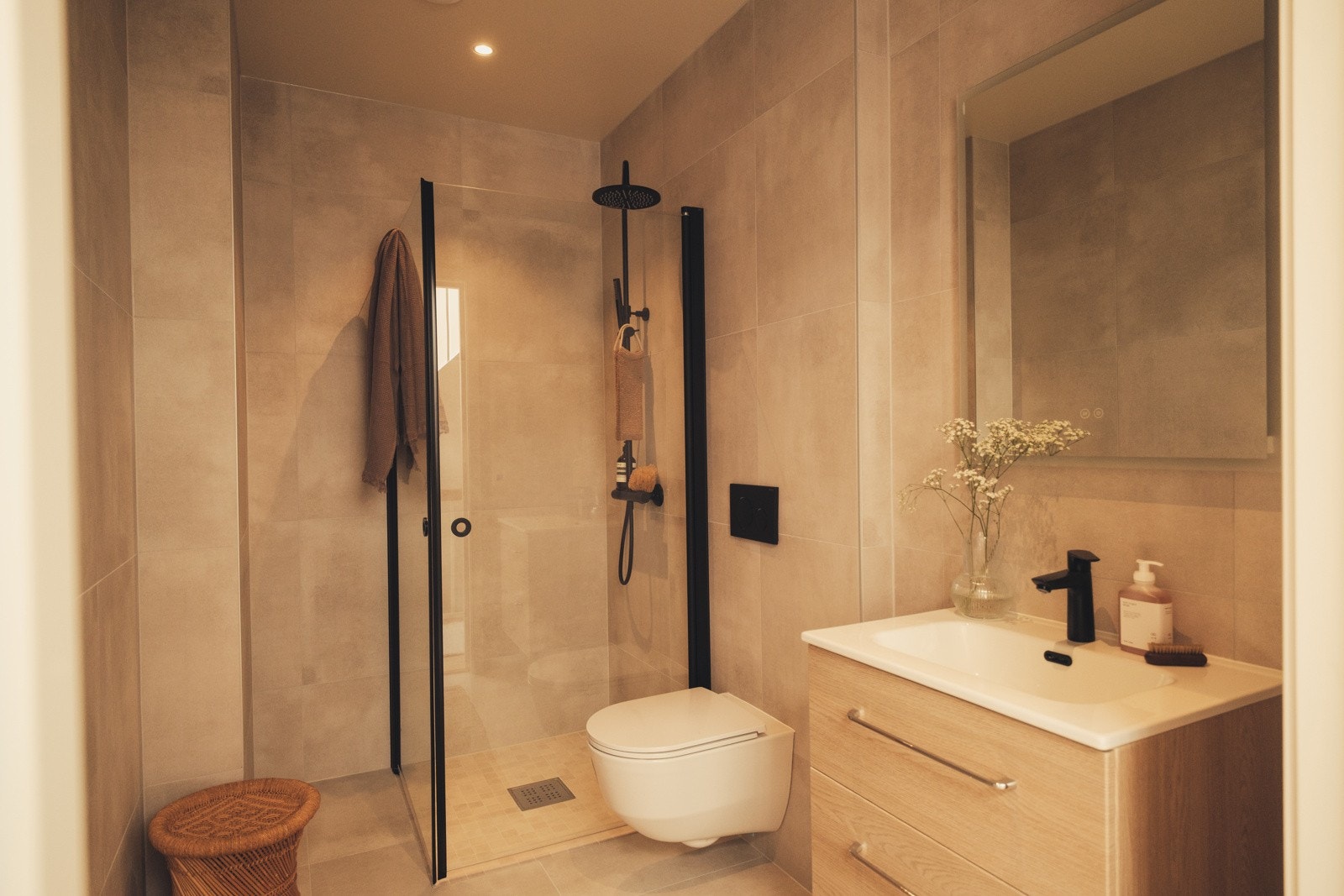 Det andre badet i 2. etasje er innredet med nedfelt servant, veggmontert toalett og dusjvegger/hjørne Galleribilde