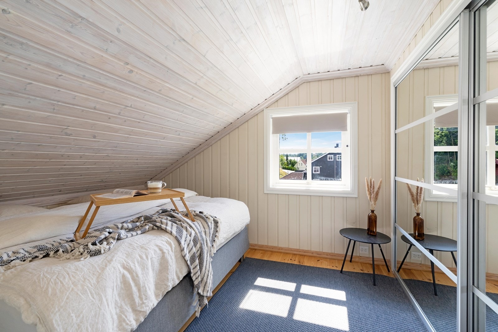 Soverom 2 med garderobeløsning på loft Galleribilde