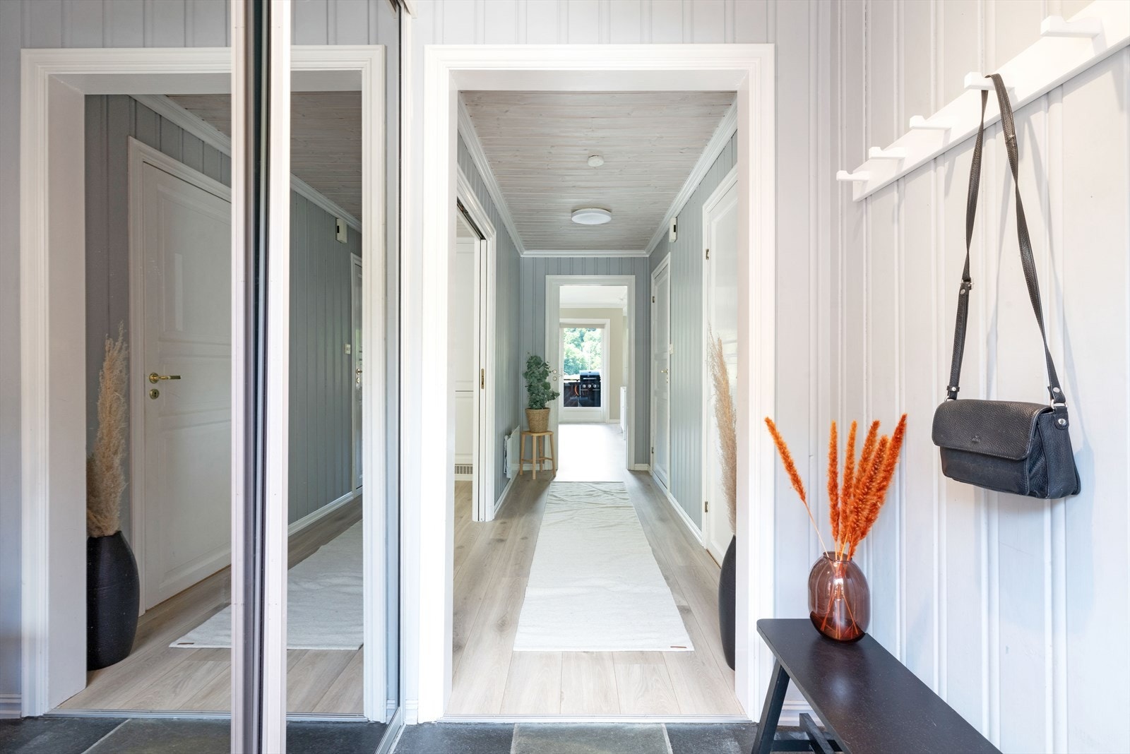 Gang/entré sett mot stue Galleribilde