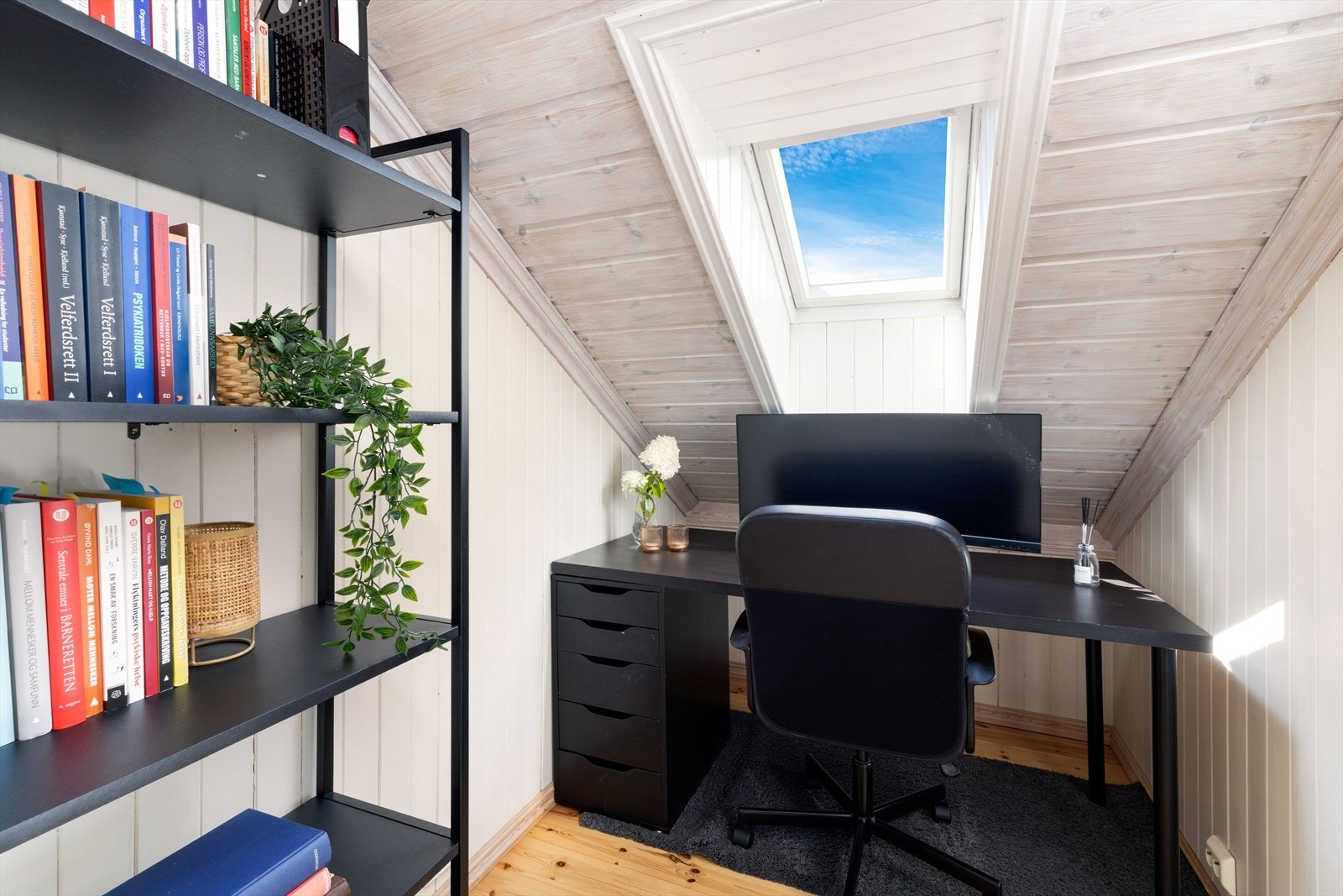 Bod/kontor på loft Galleribilde