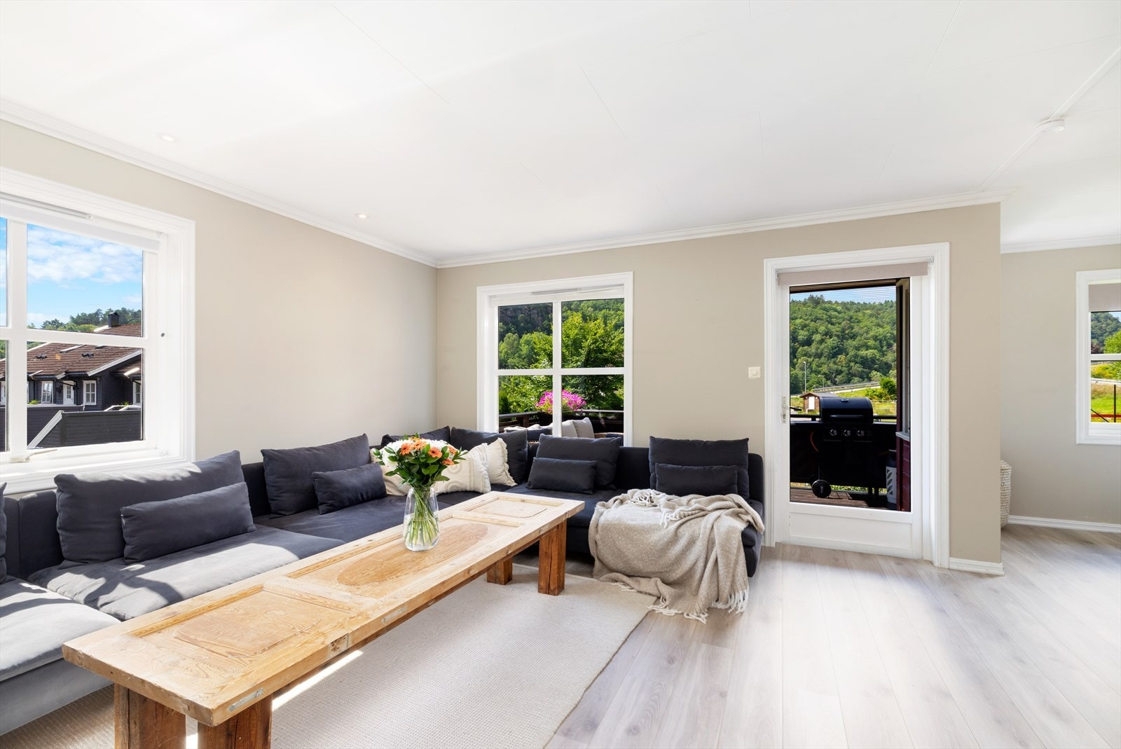 Lys stue med god plass til sofagruppe Galleribilde