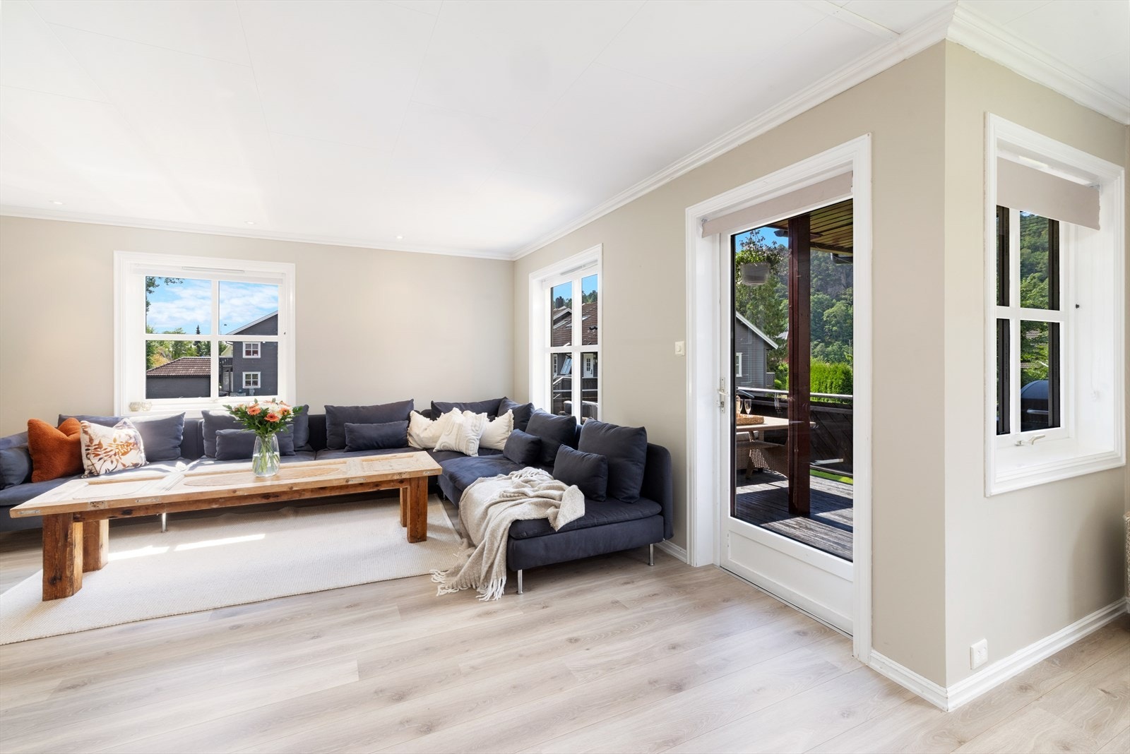 Utgang til solrik balkong Galleribilde