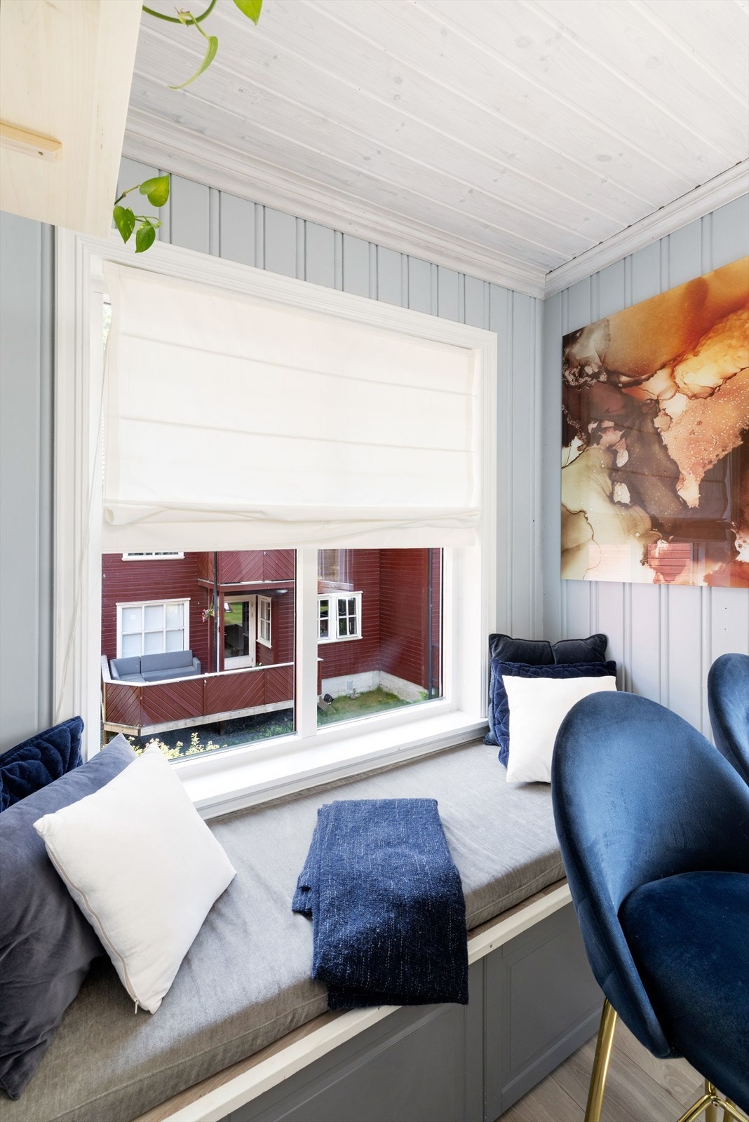 Sittebenk med ekstra oppbevaring ved kjøkken Galleribilde