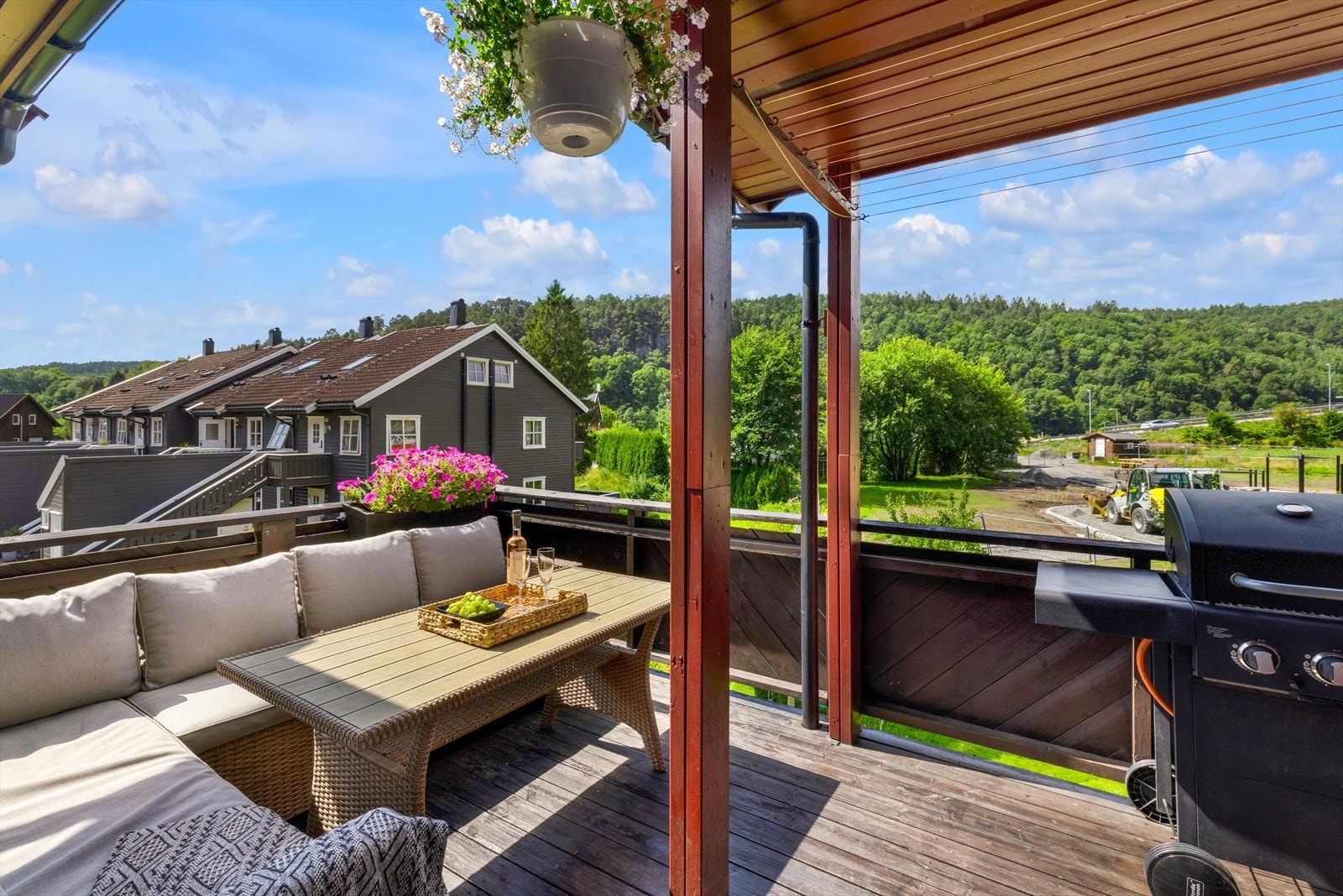 Flott solrik veranda/balkong (innholdsrik park skimtes like ved) Galleribilde