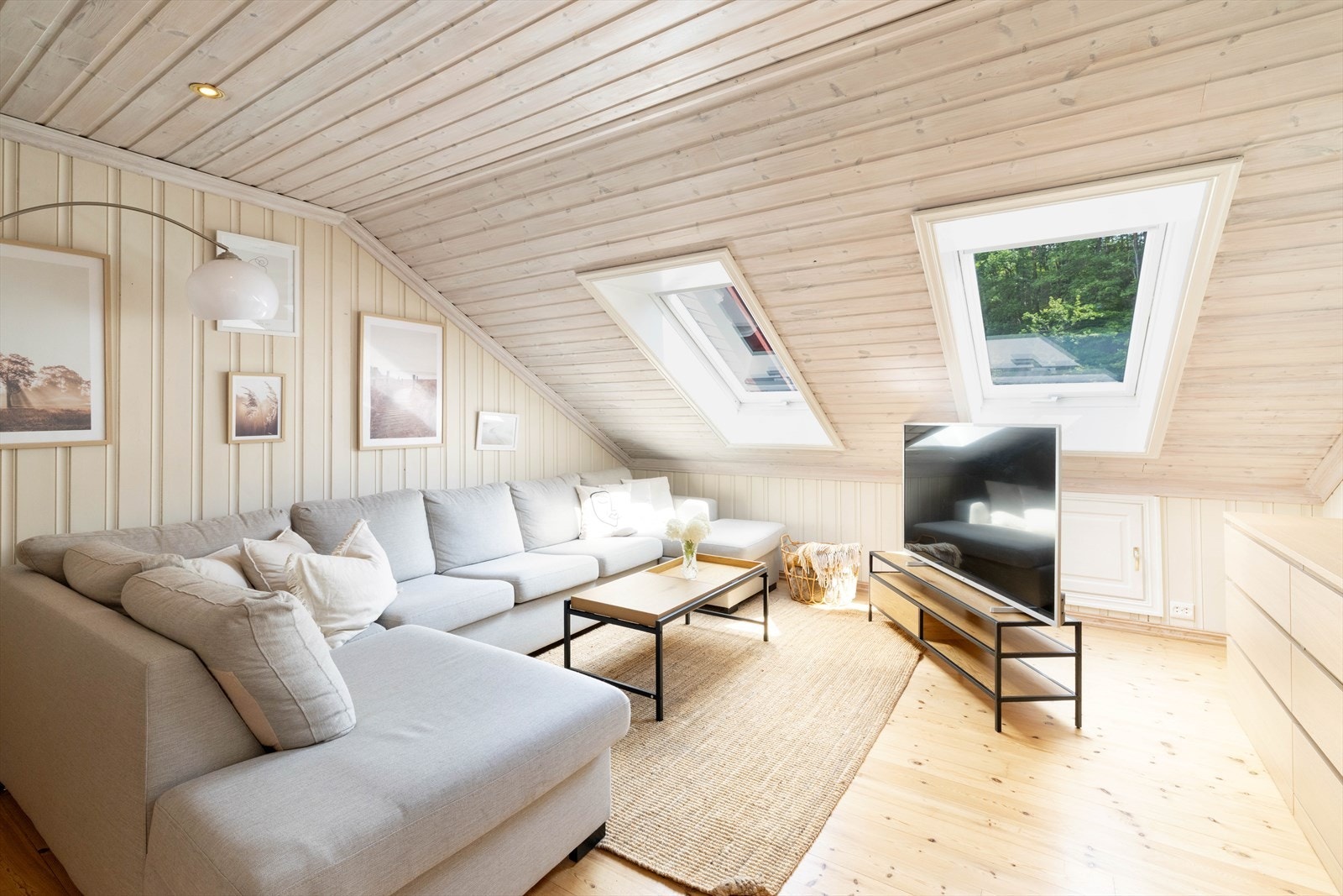 Loftstue med god plass til sofagruppe Galleribilde