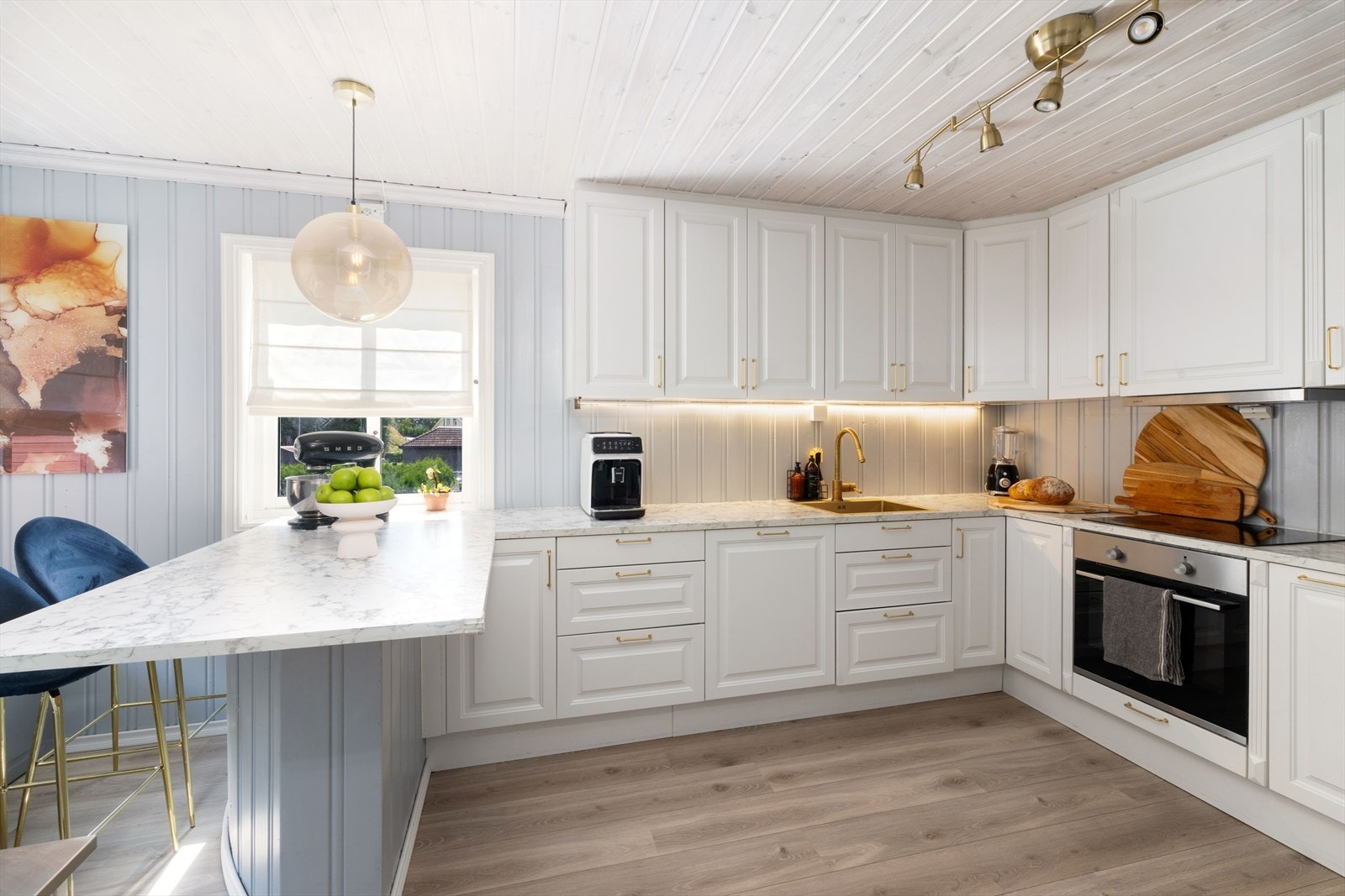 Romslig kjøkken med mye skap- og benkeplass. Integrerte hvitevarer. Galleribilde