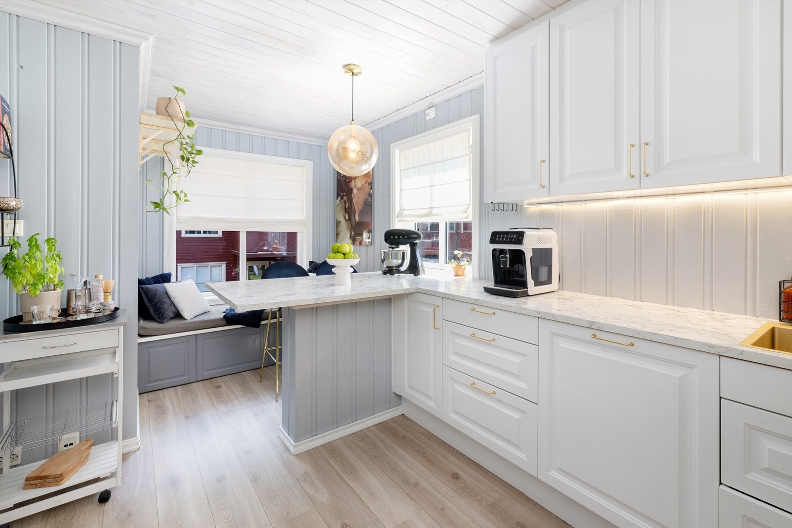 Praktiske sitteløsninger ved kjøkken Galleribilde