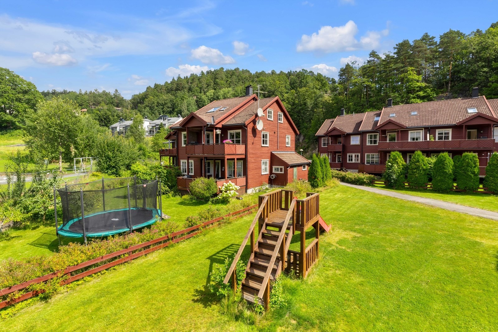 Fasade. Selger opplyser at trampolinen er sameiet sin. Galleribilde