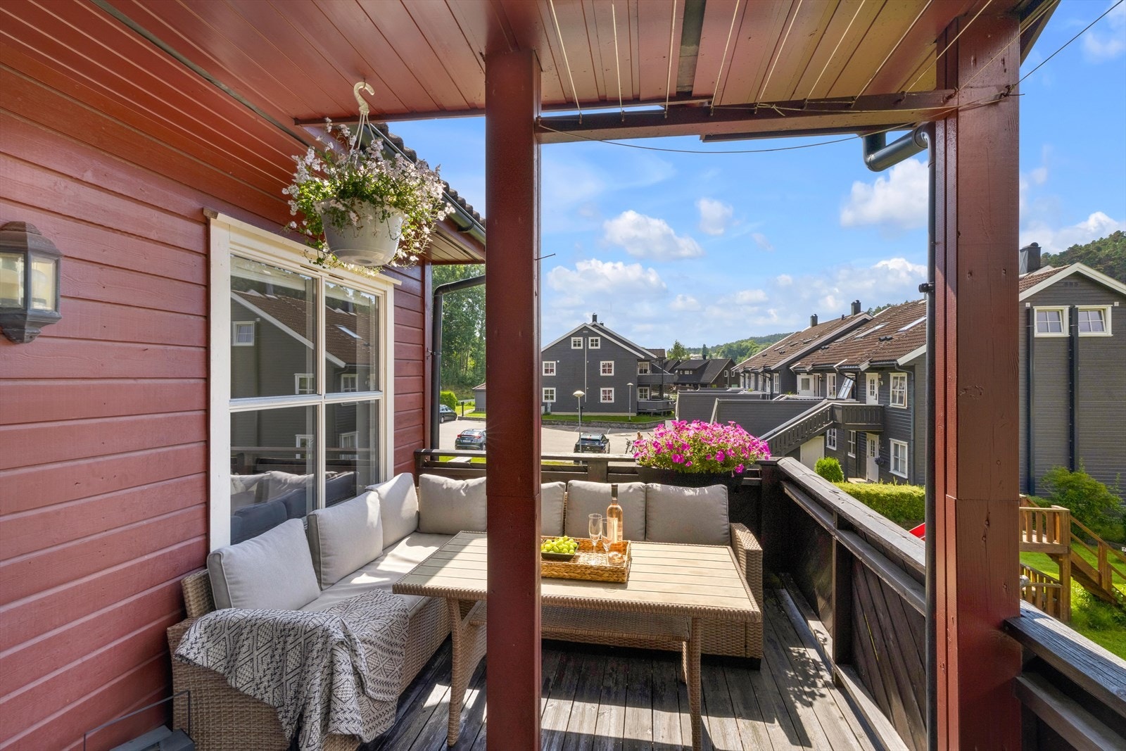 Balkong. Her har man sol til langt på kveld på sommeren. Galleribilde