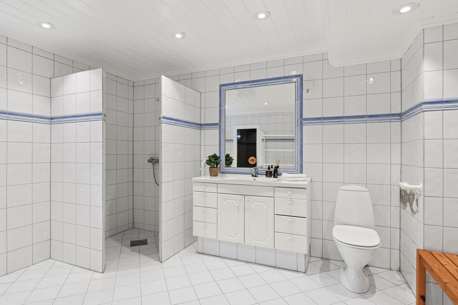 Et stort og godt bad som ellers er utstyrt med dusjhjørne, toalett og baderomsinnredning med servant. Galleribilde