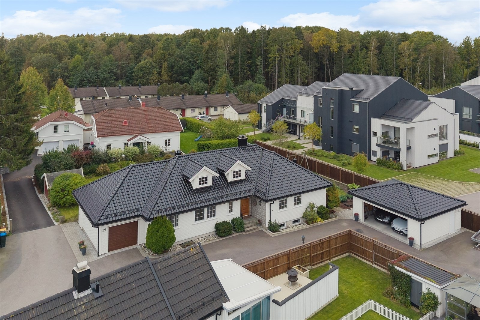 I 2023 ble det bygget en ny, dobbel garasje med elbillader. I tillegg har man en enkel garasje innlemmet i boligen, samt god plass til parkering i gårdsrommet. Galleribilde