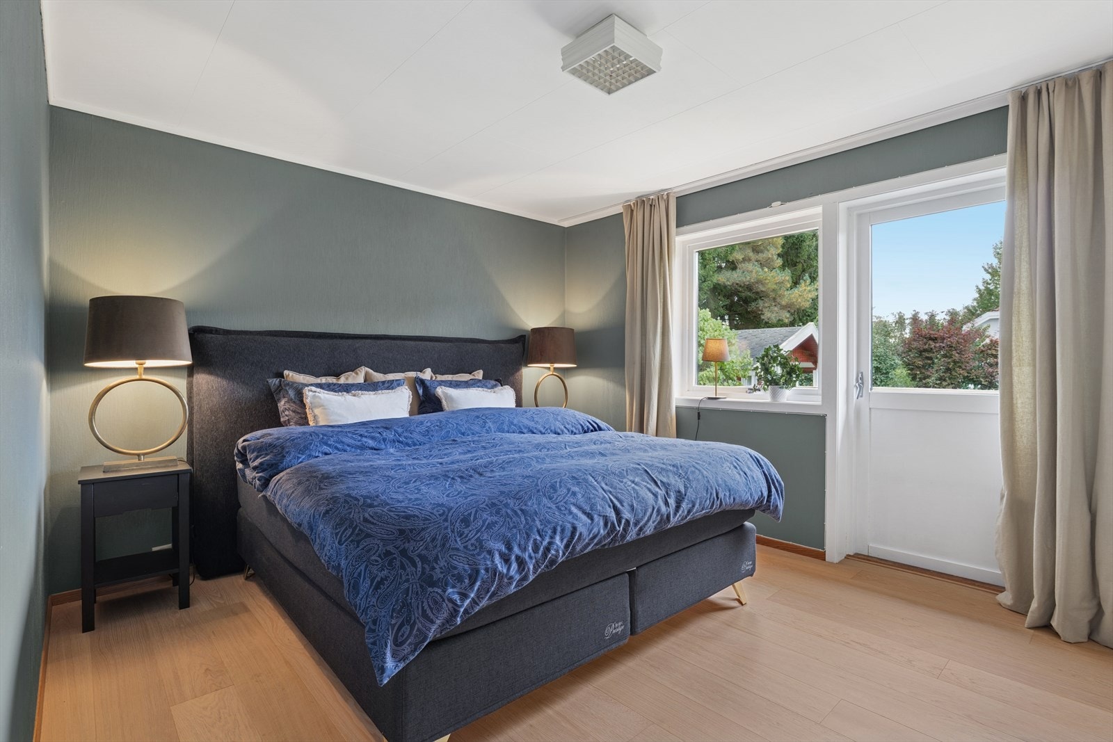 Soverom 1 er i dag innredet som hovedsoverom. Et stort og godt rom med utgang til privat balkong. Galleribilde