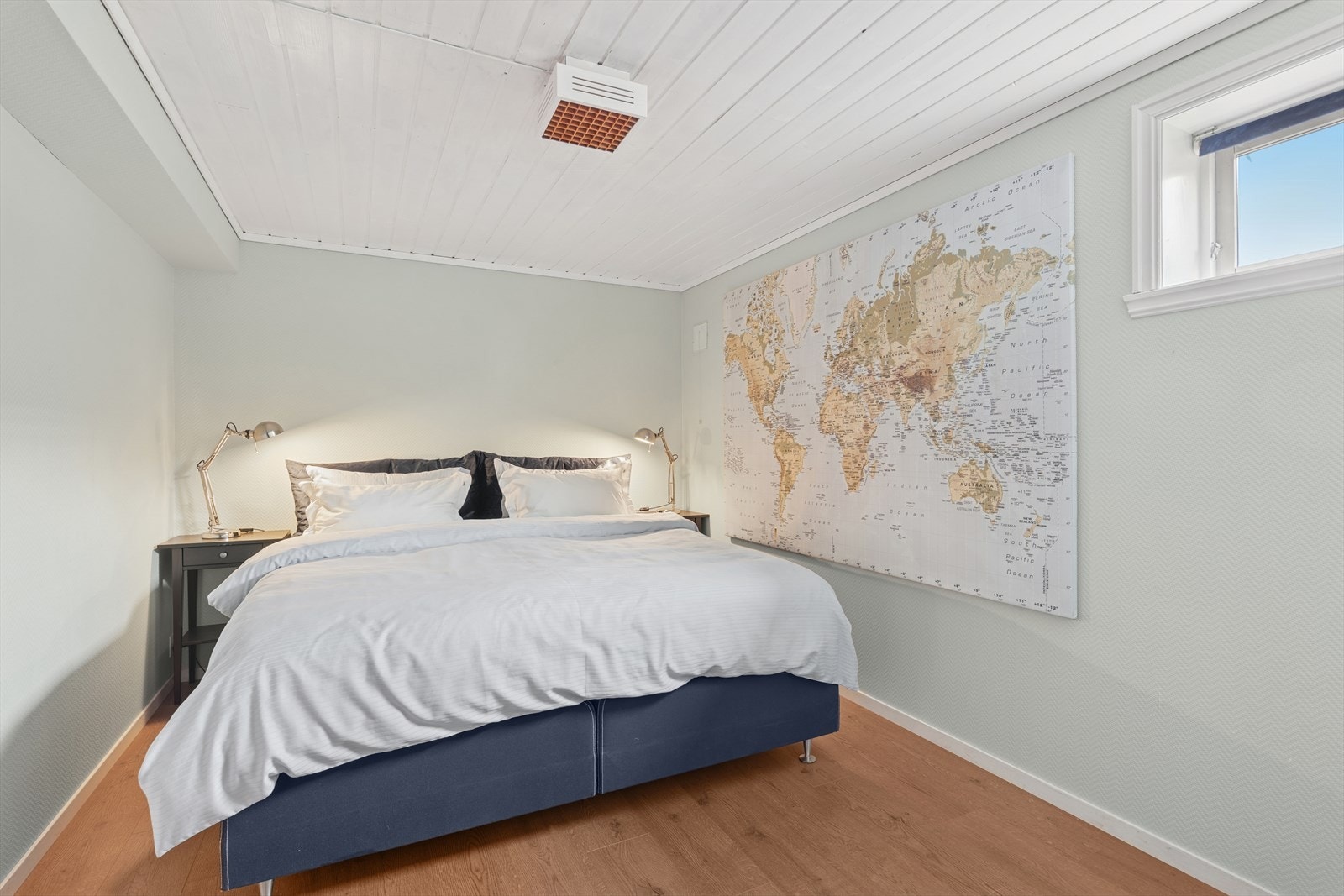 Rom innredet som soverom i underetasjen som opprinnelig er godkjent som stue. I følge takstmann tilfredsstiller ikke dagens vindu kravene til rom for varig opphold. Galleribilde