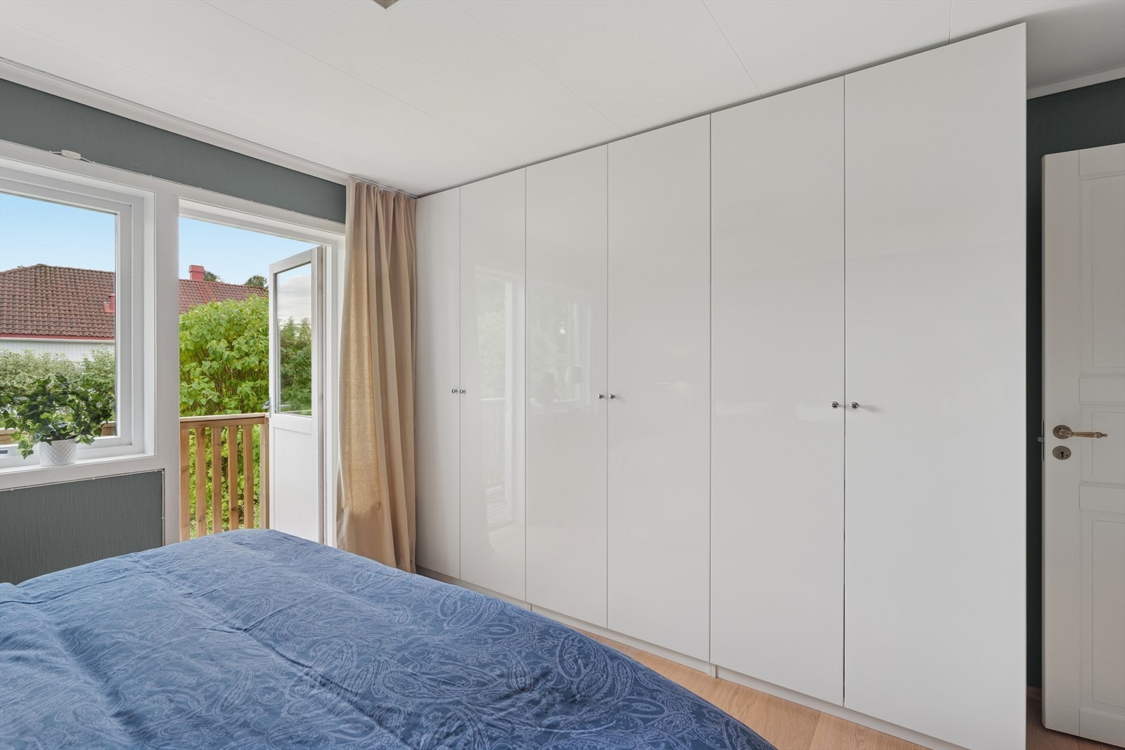 Rommet er innredet med stor garderobe og har i tillegg plass til dobbeltseng og tilhørende møblement. Galleribilde