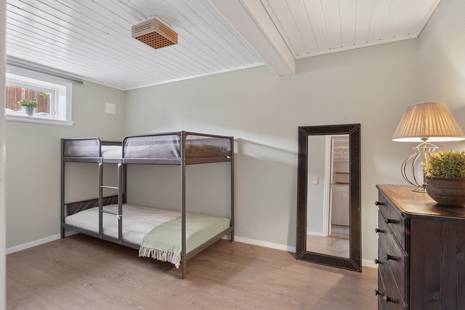 Rom innredet som soverom i underetasjen som opprinnelig er godkjent som stue. I følge takstmann tilfredsstiller ikke dagens vindu kravene til rom for varig opphold. Galleribilde