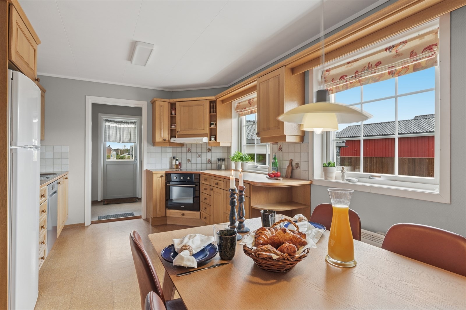 På kjøkkenet har man også plass til å møblere med sittegruppe. Galleribilde