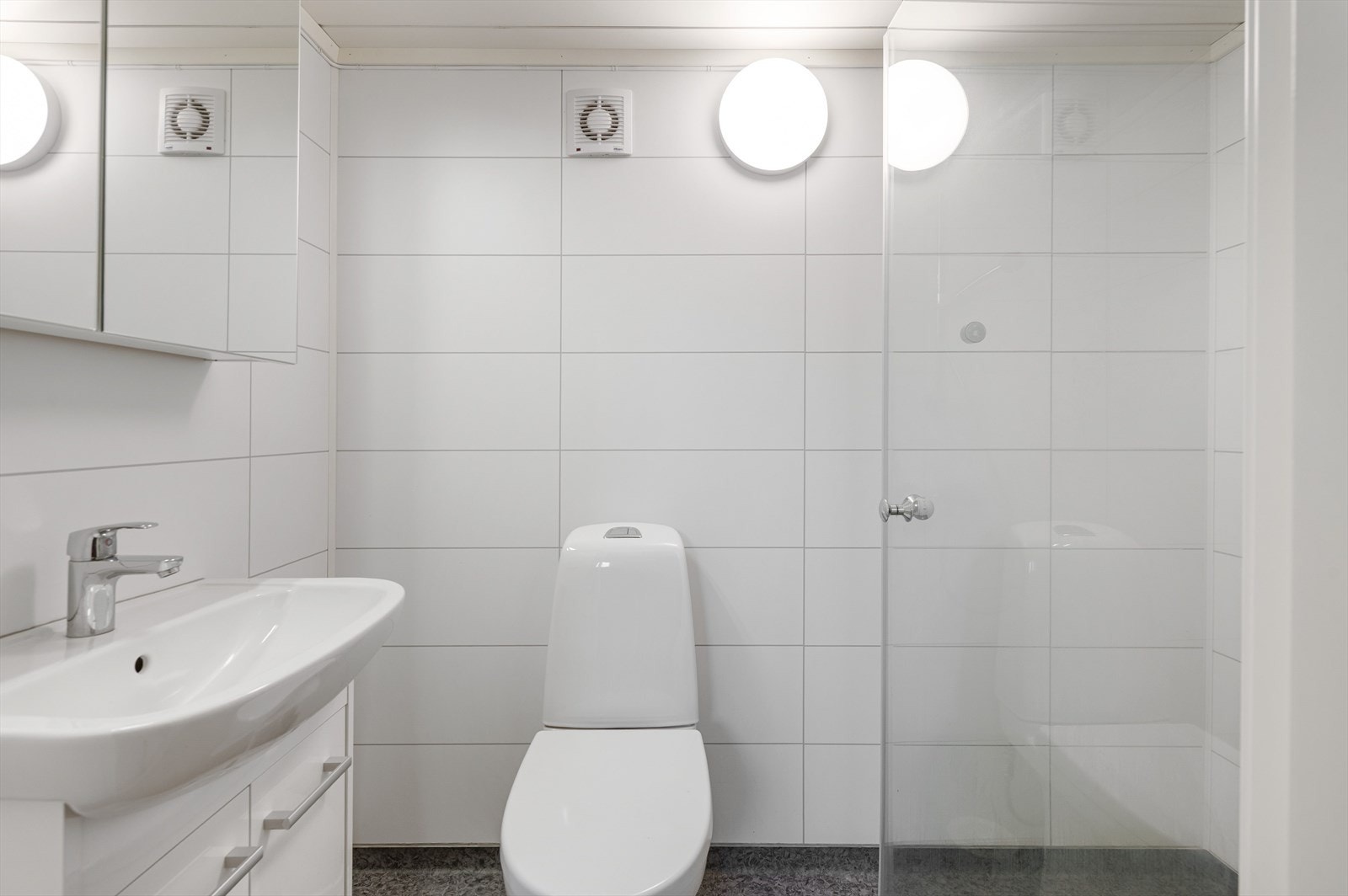 Badet i kjelleren inneholder toalett, servant, speilskap og hjørnedusj. Galleribilde