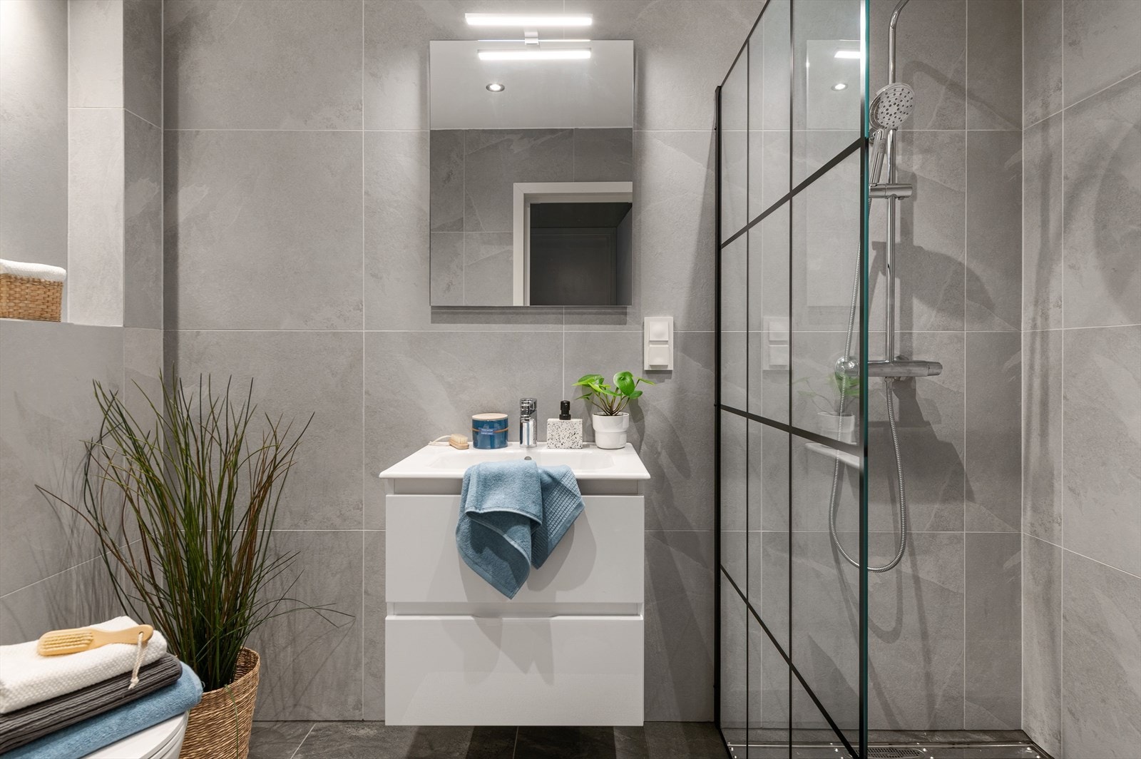 Badet i 1. etasje har servant, dusj og toalett. Galleribilde