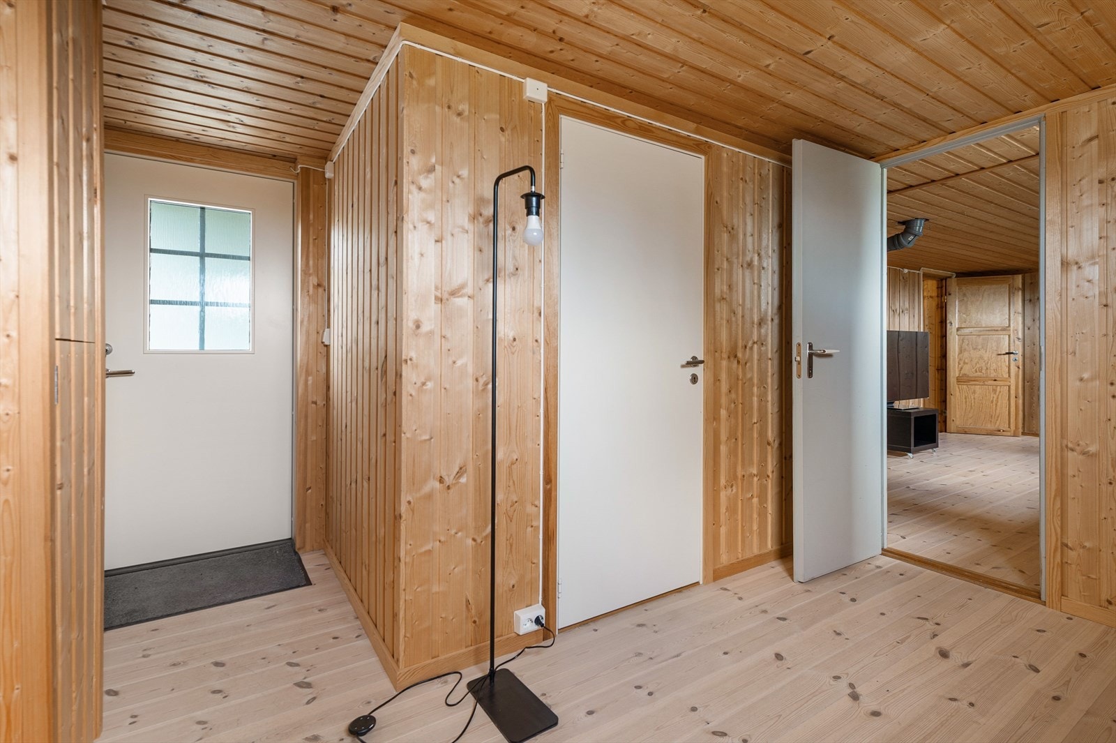 Inngang i kjelleren. Galleribilde