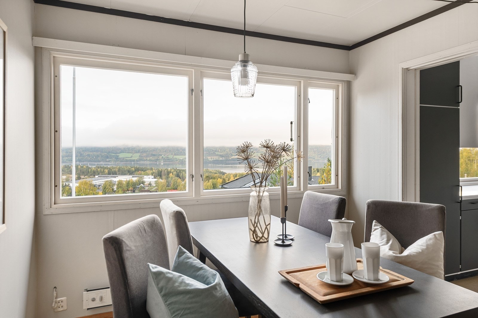 Boligen har flott utsikt over Mjøsa og Moelv. Galleribilde