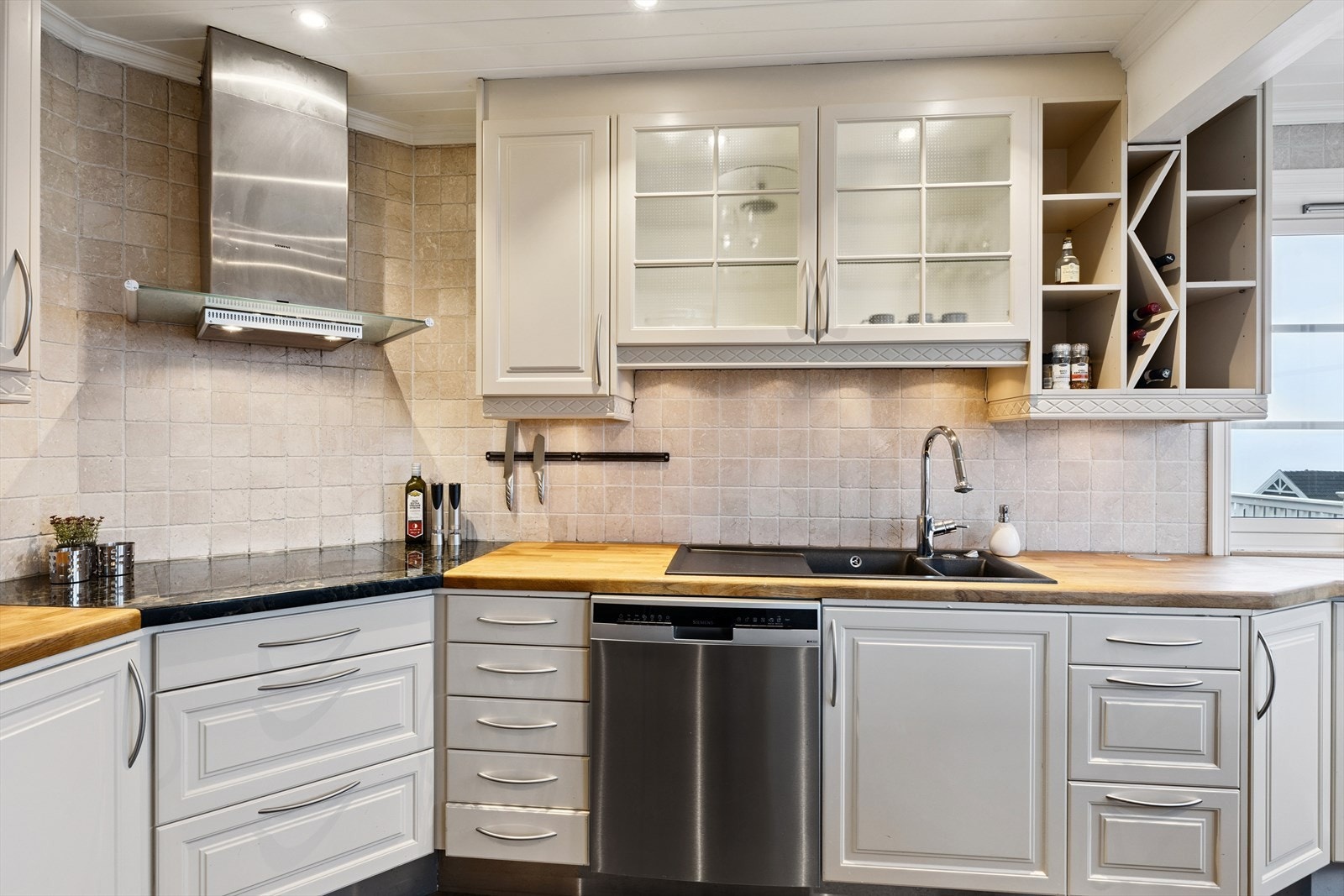 De profilerte frontene gir et elegant uttrykk, mens benkeplaten i tre tilfører varme og naturlig sjarm Galleribilde