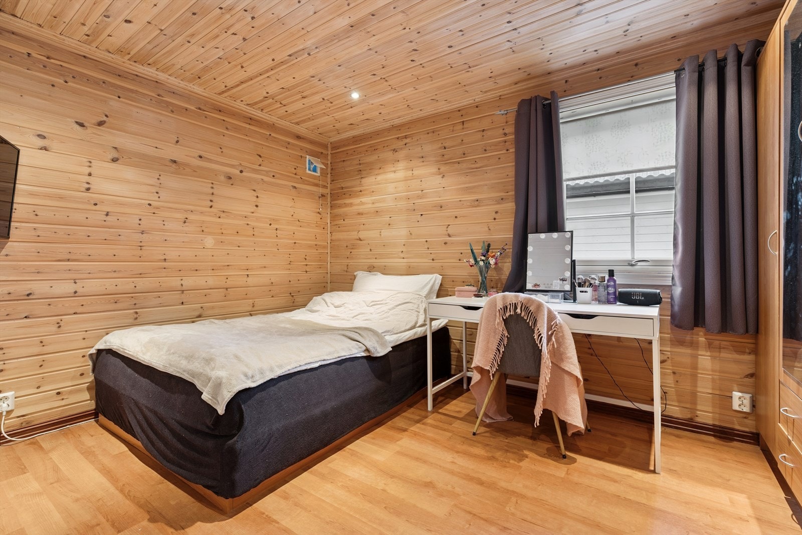 Leiligheten har 2 soverom. Dette er det største soverommet Galleribilde