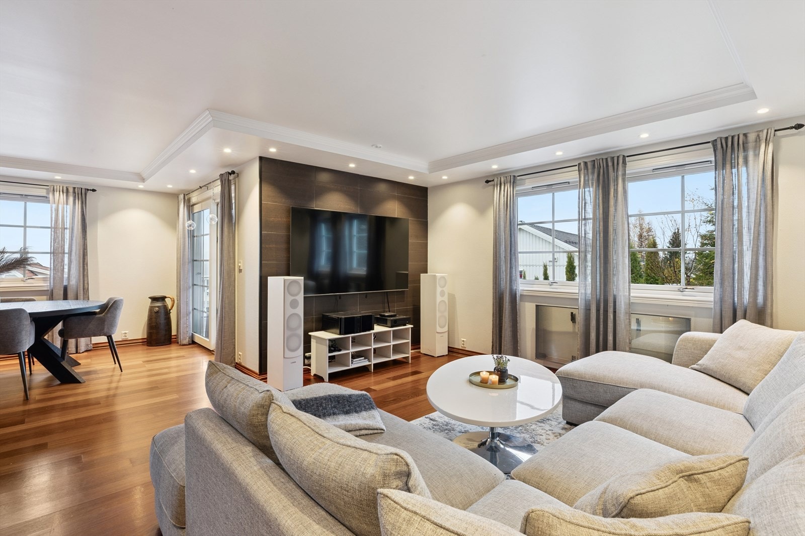 Stuen er delt inn i to soner - en koselig sofakrok og en egen spiseavdeling, som gir en naturlig og funksjonell rominndeling Galleribilde