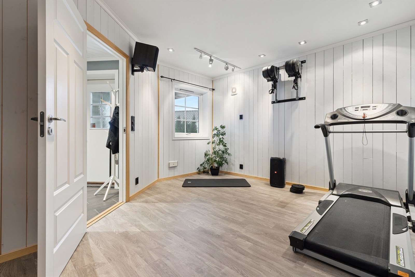 Lys og trivelig kjellerstue (benyttes nå som treningsrom) Galleribilde