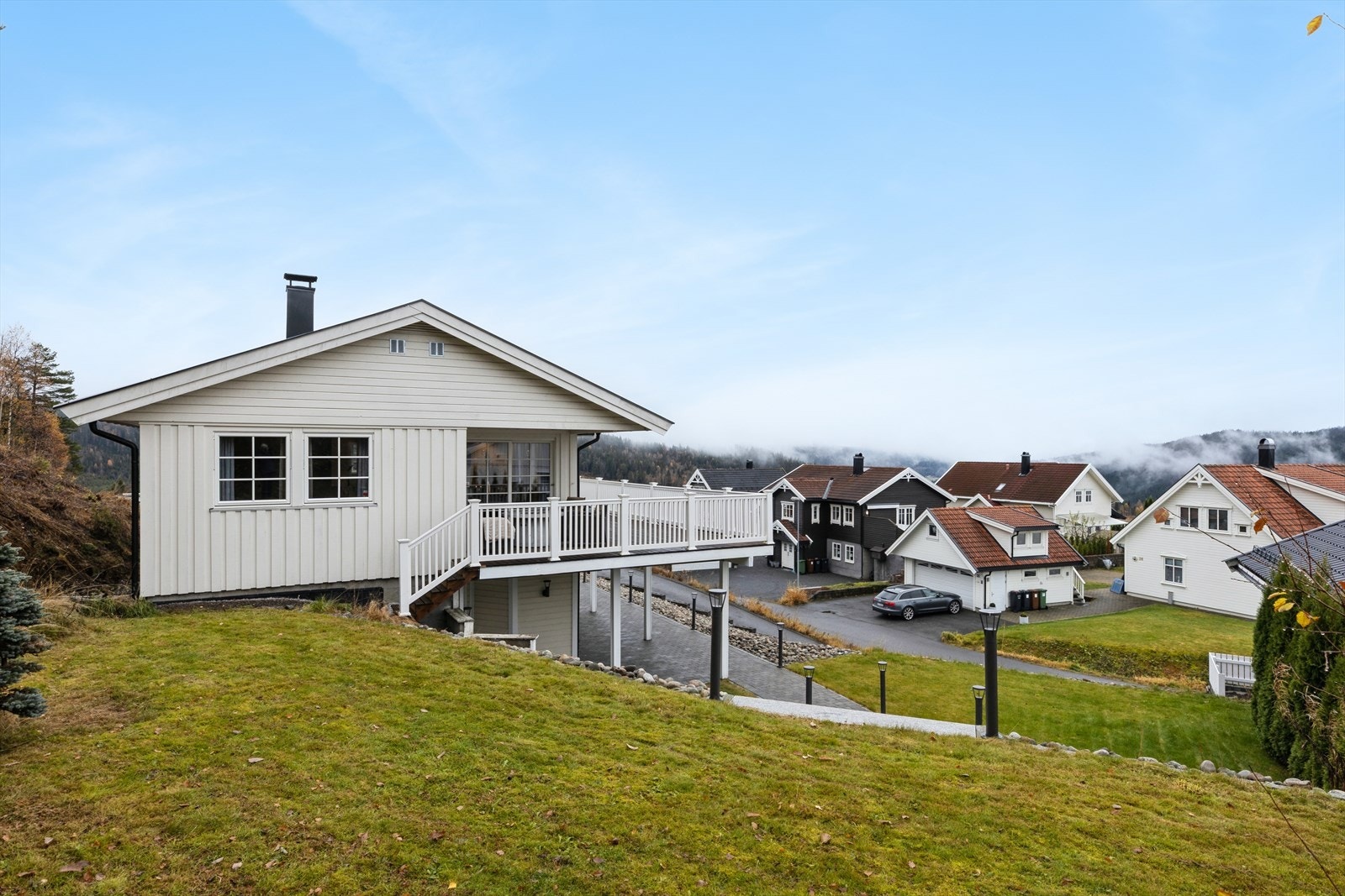 Tomten er pent opparbeidet med plenarealer, diverse støttemurer, belegningsstein og asfaltert innkjørsel.
Eiendommen ligger på en høyde fra veien som gjør at man har begrenset innsyn, dog fritt utsyn Galleribilde