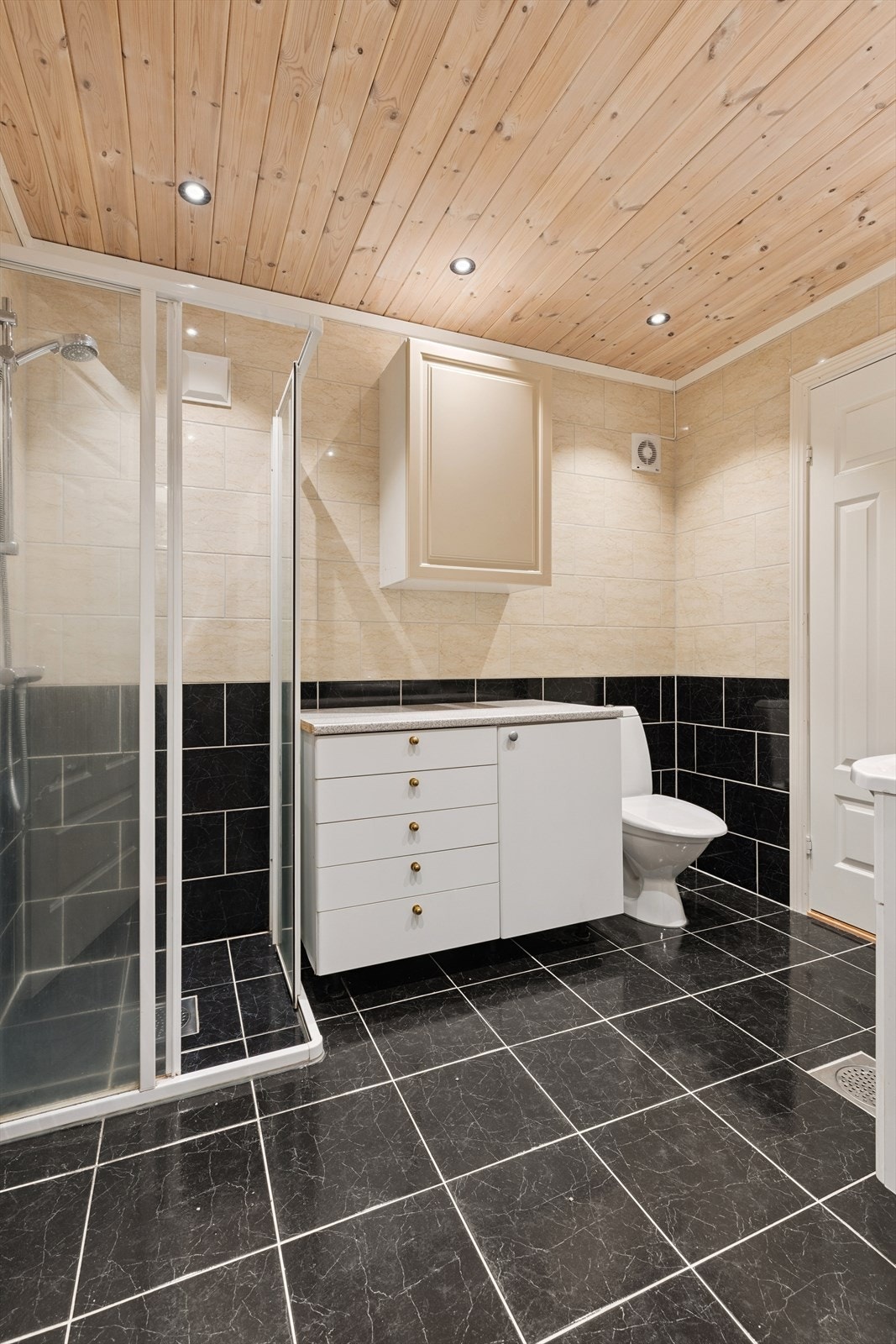 Badet i underetasjen har dusj Galleribilde