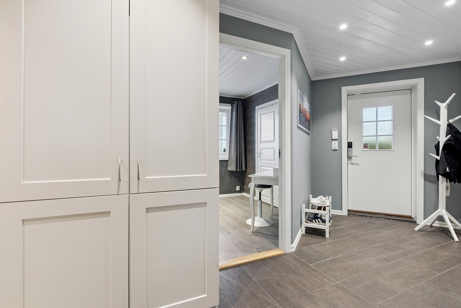 Romslig entré. Det er gulvvarme i hele u. etasje i hoveddelen Galleribilde