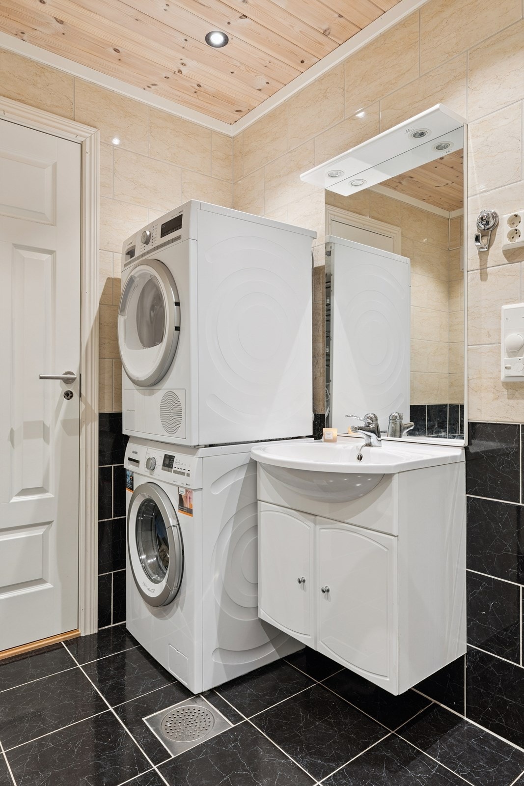 Badet har også plass til vaskesøyle (døren tar deg inn til teknisk rom) Galleribilde