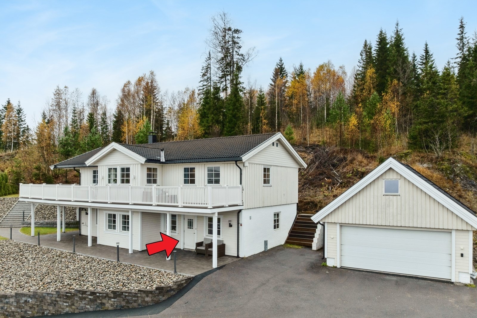 Dette er en innholdsrik enebolig med godkjent 3-roms sokkelleilighet i attraktivt område på Grua. Leiligheten genererer en inntekt på kr. 9 500,- pr mnd. inkl. strøm Galleribilde