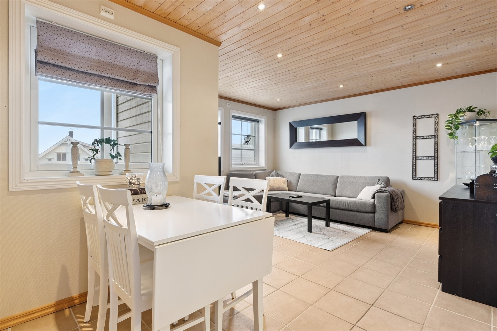 Det er åpen løsning mellom stue og kjøkken Galleribilde