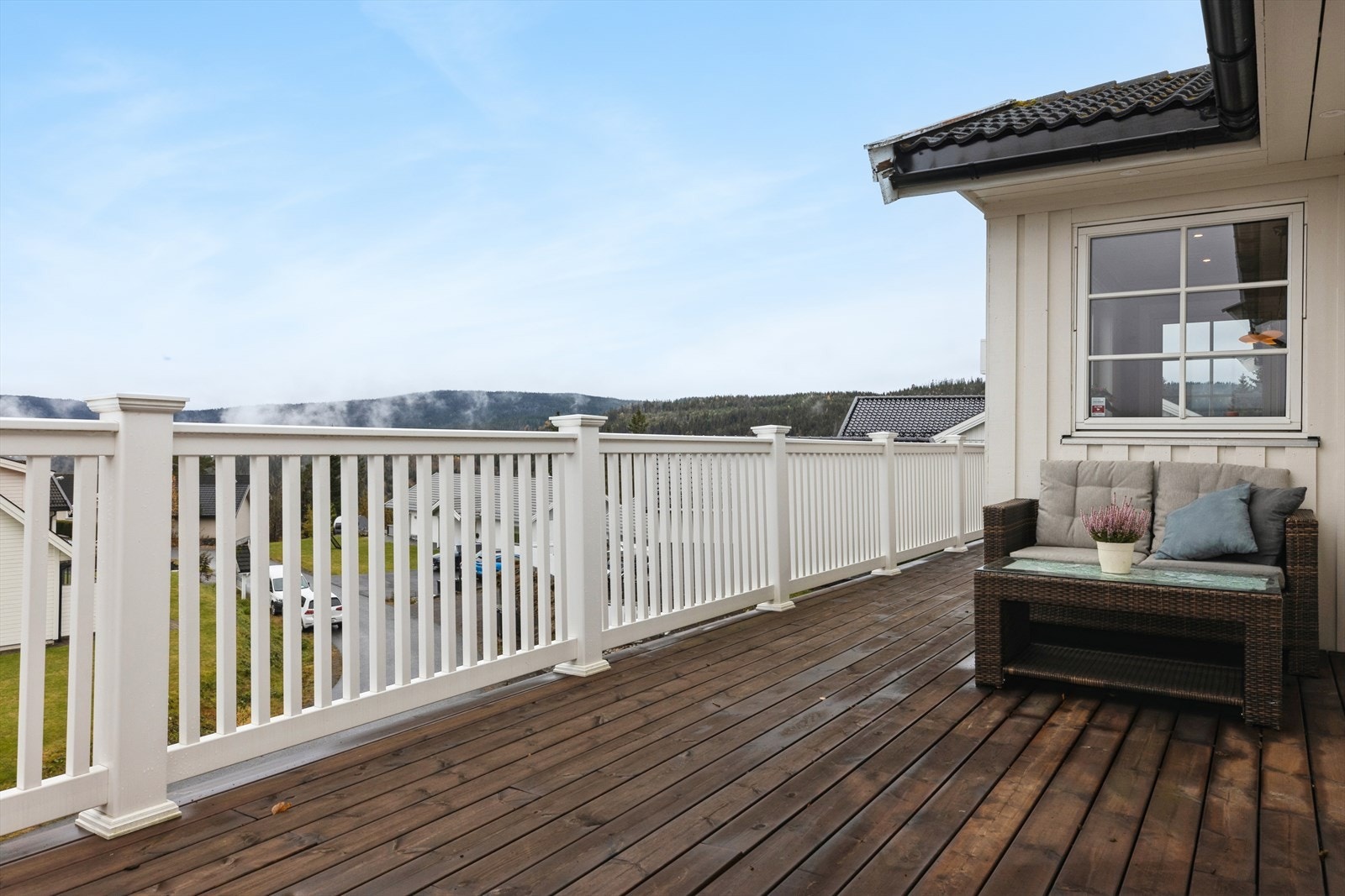 I 2023 ble det lagt nytt gulv på terrassen og montert nytt vedlikeholdsfritt gjerde (PVC) Galleribilde