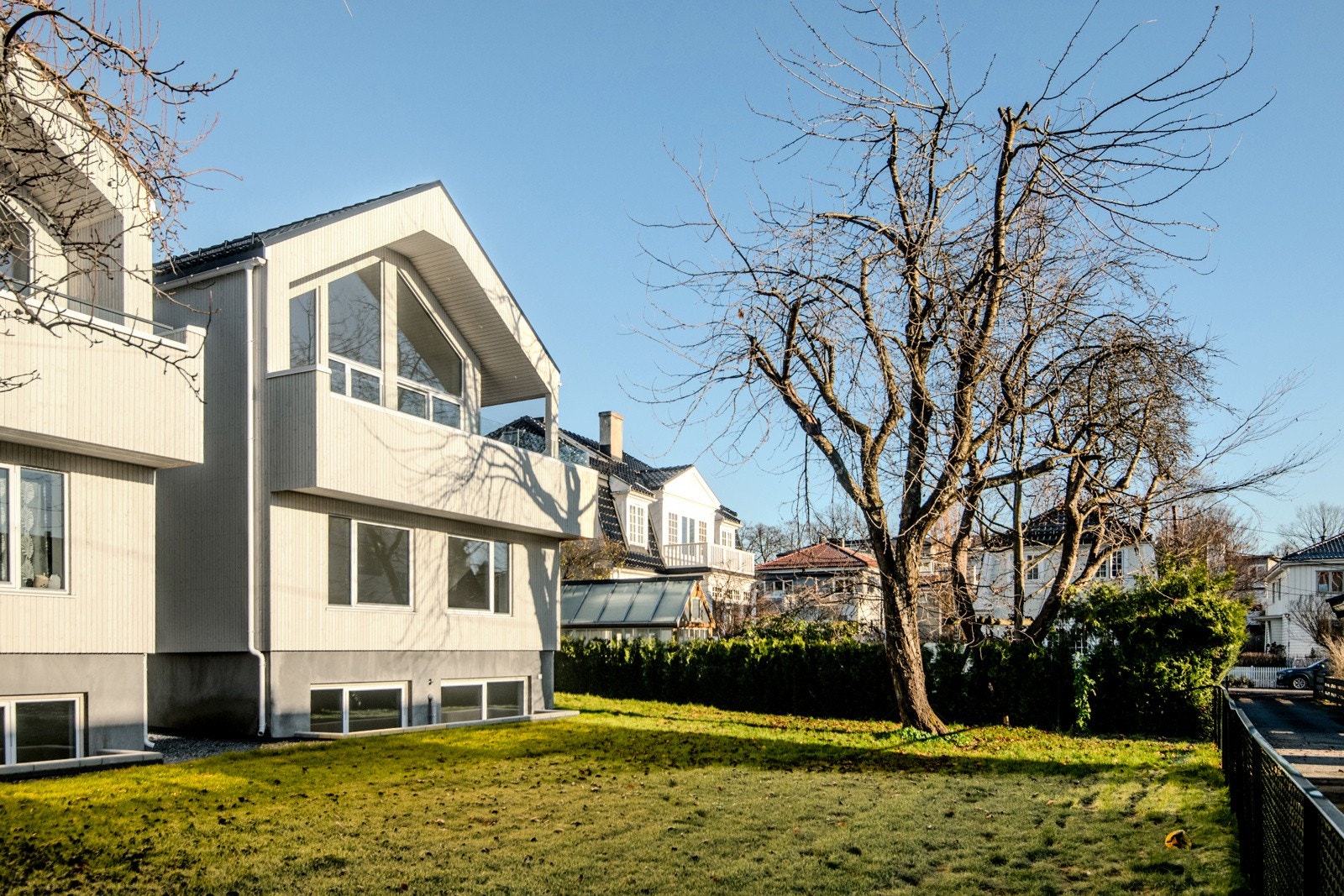 Hagen rundt eiendommen er skjult og idyllisk, og skaper et naturlig og fredelig utemiljø perfekt for avslapning og familieliv. I tillegg gir uteområdet gode muligheter for videre tilpasning og utvikling, slik at du kan sette ditt eget preg på eiendommen. Galleribilde