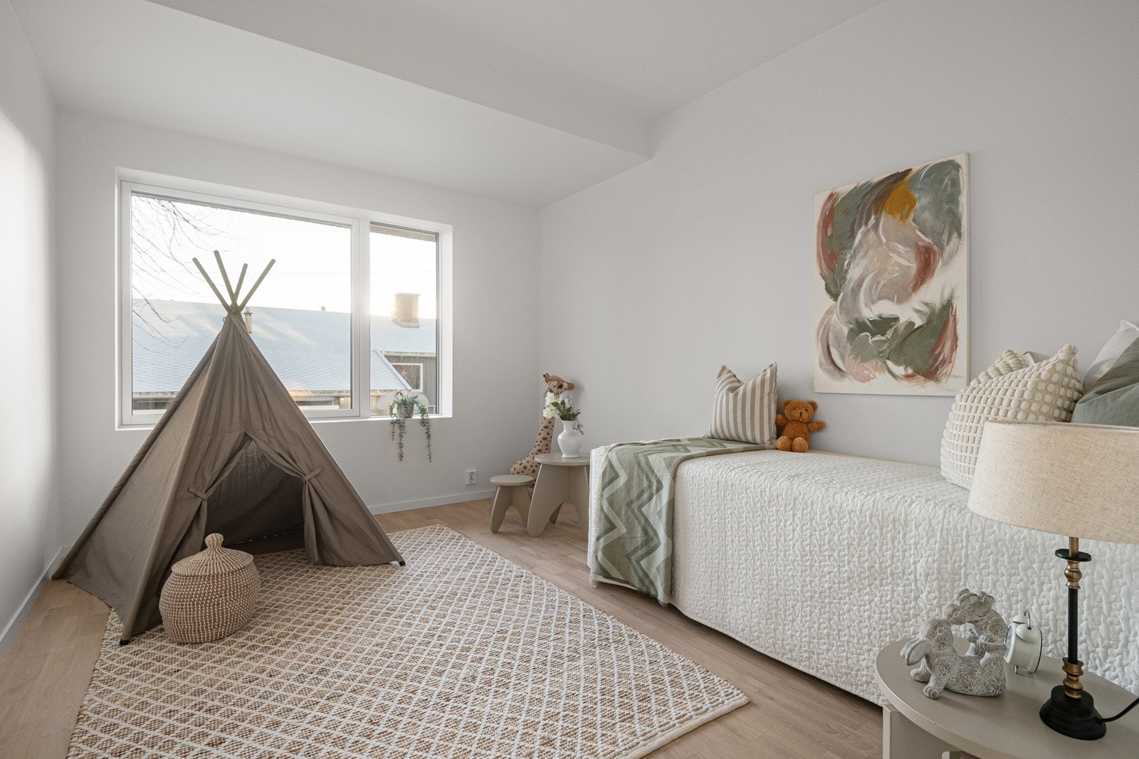 Det andre soverommet i 1. etg. har tilsvarende gode proporsjoner og et behagelig lysinnslipp. Utsyn mot grøntarealer gir en rolig atmosfære, og rommet kan enkelt tilpasses ulike behov. Galleribilde